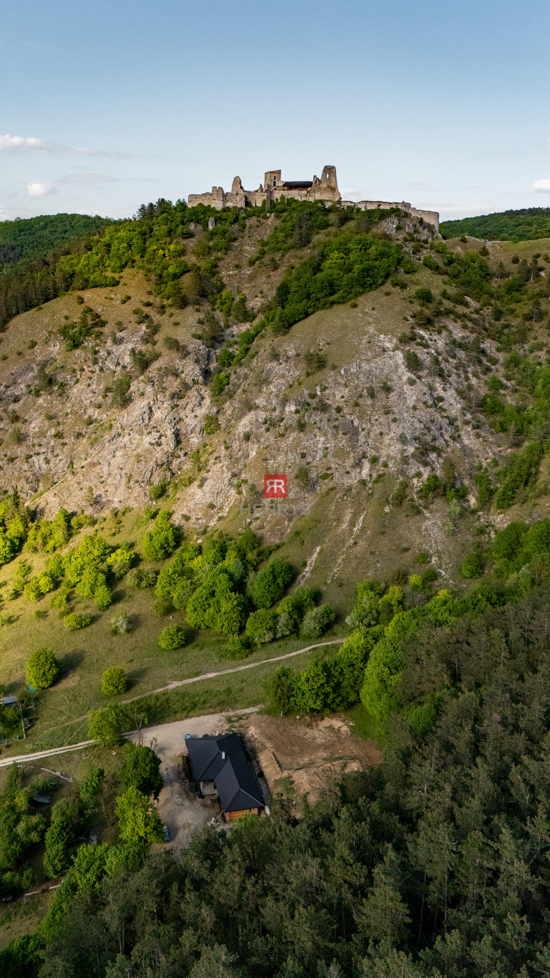Unikátny stavebný pozemok 1902 m² pod Čachtickým hradom – projekt v cene
