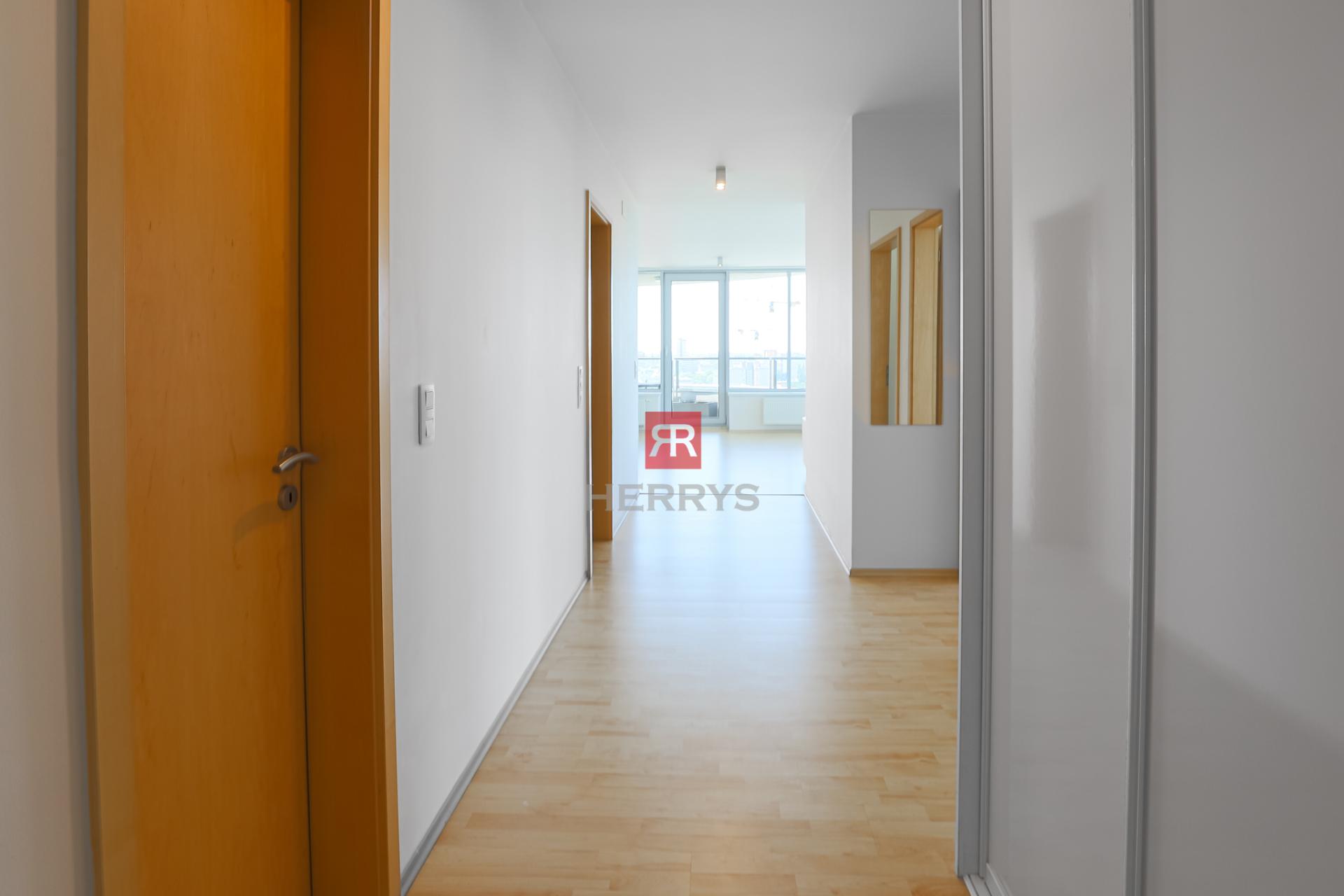 HERRYS - &nbsp;na prenájom priestranný 3 izbový byt s parkingom v projekte III Veže, s výhľadom na mesto