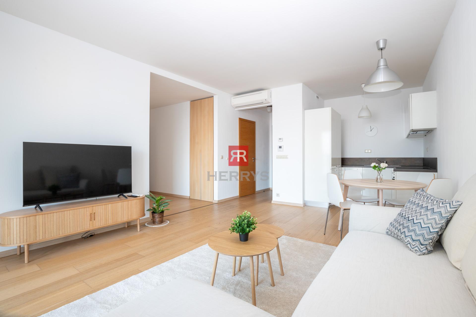 HERRYS - For sale investment 2-bedroom apartment on the 25th floor in Panorama City with parking