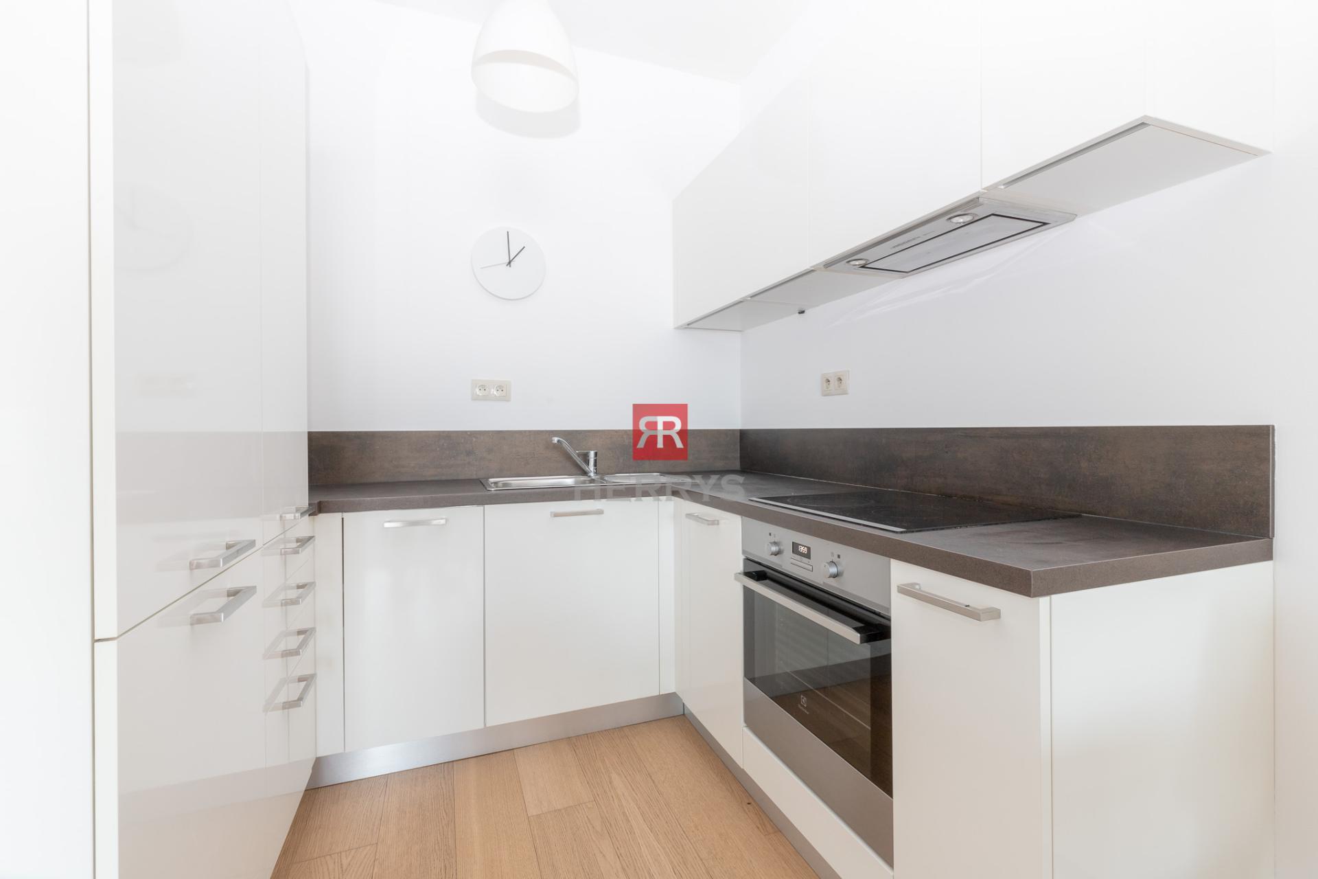 HERRYS - For sale investment 2-bedroom apartment on the 25th floor in Panorama City with parking