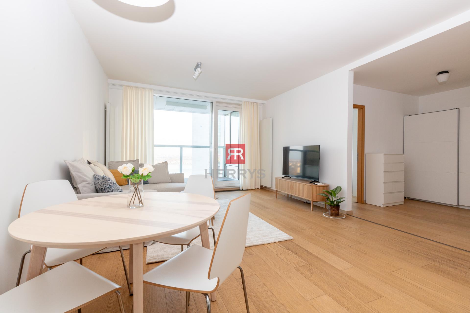 HERRYS - For sale investment 2-bedroom apartment on the 25th floor in Panorama City with parking