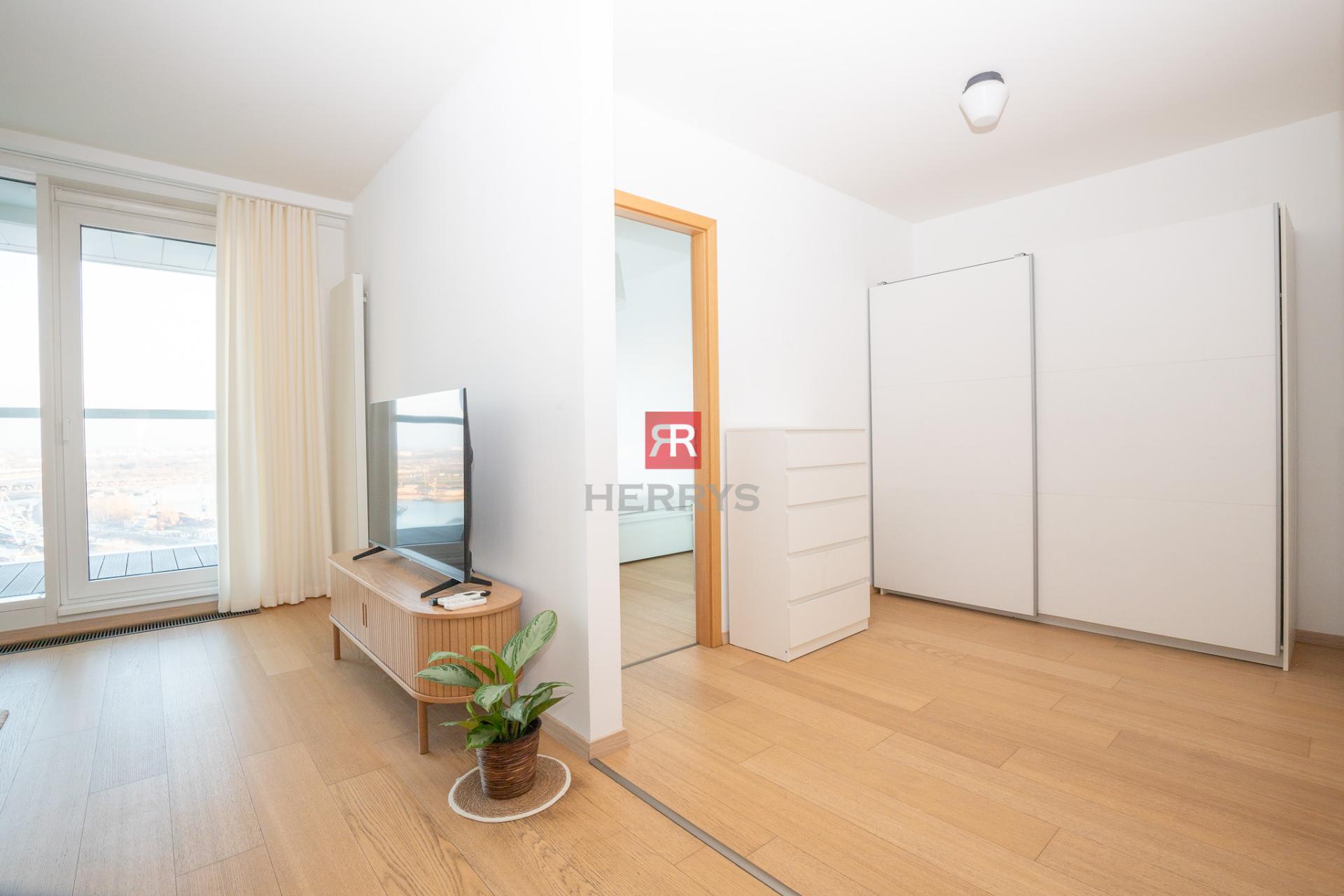 HERRYS - For sale investment 2-bedroom apartment on the 25th floor in Panorama City with parking