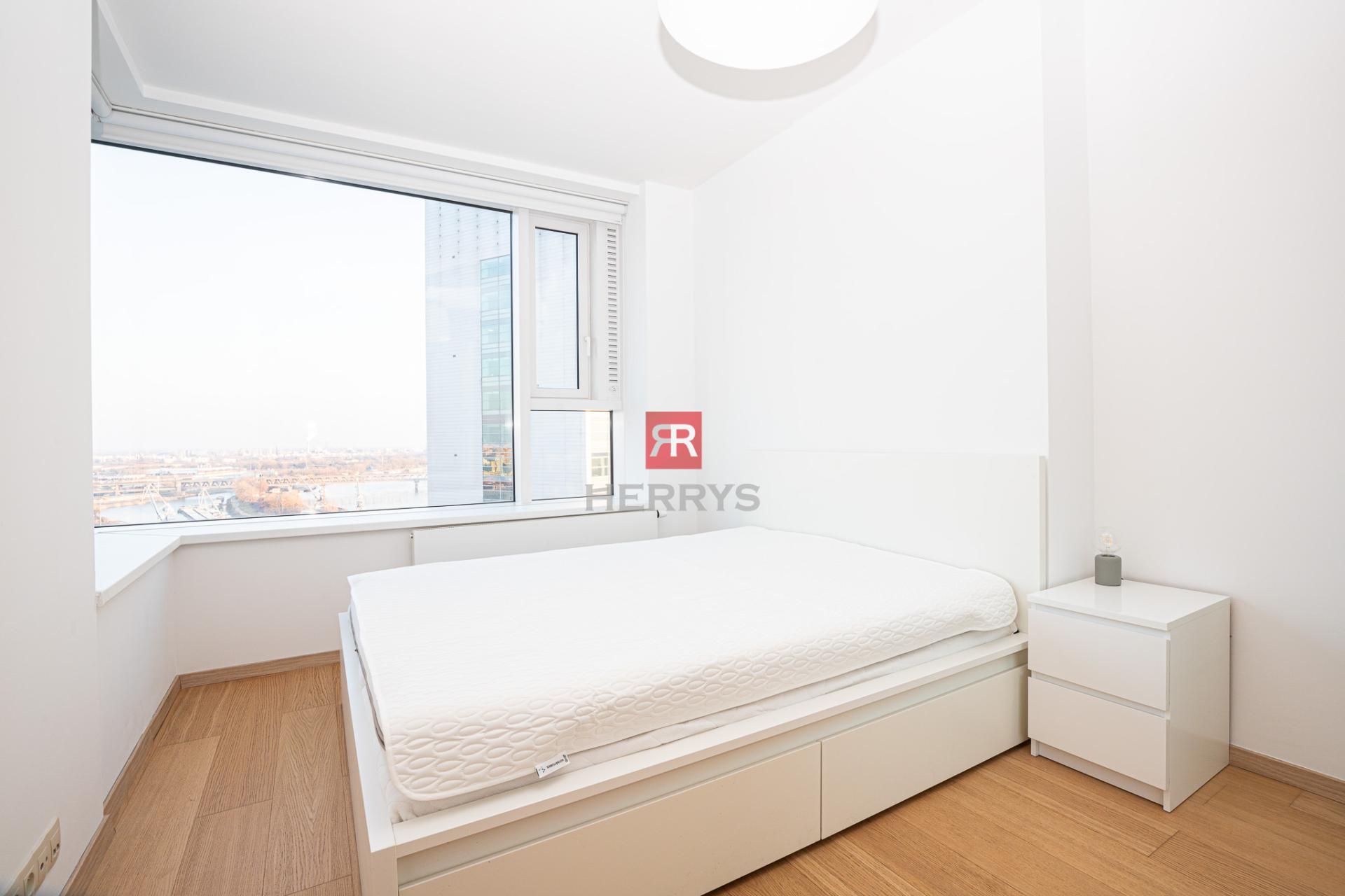 HERRYS - For sale investment 2-bedroom apartment on the 25th floor in Panorama City with parking