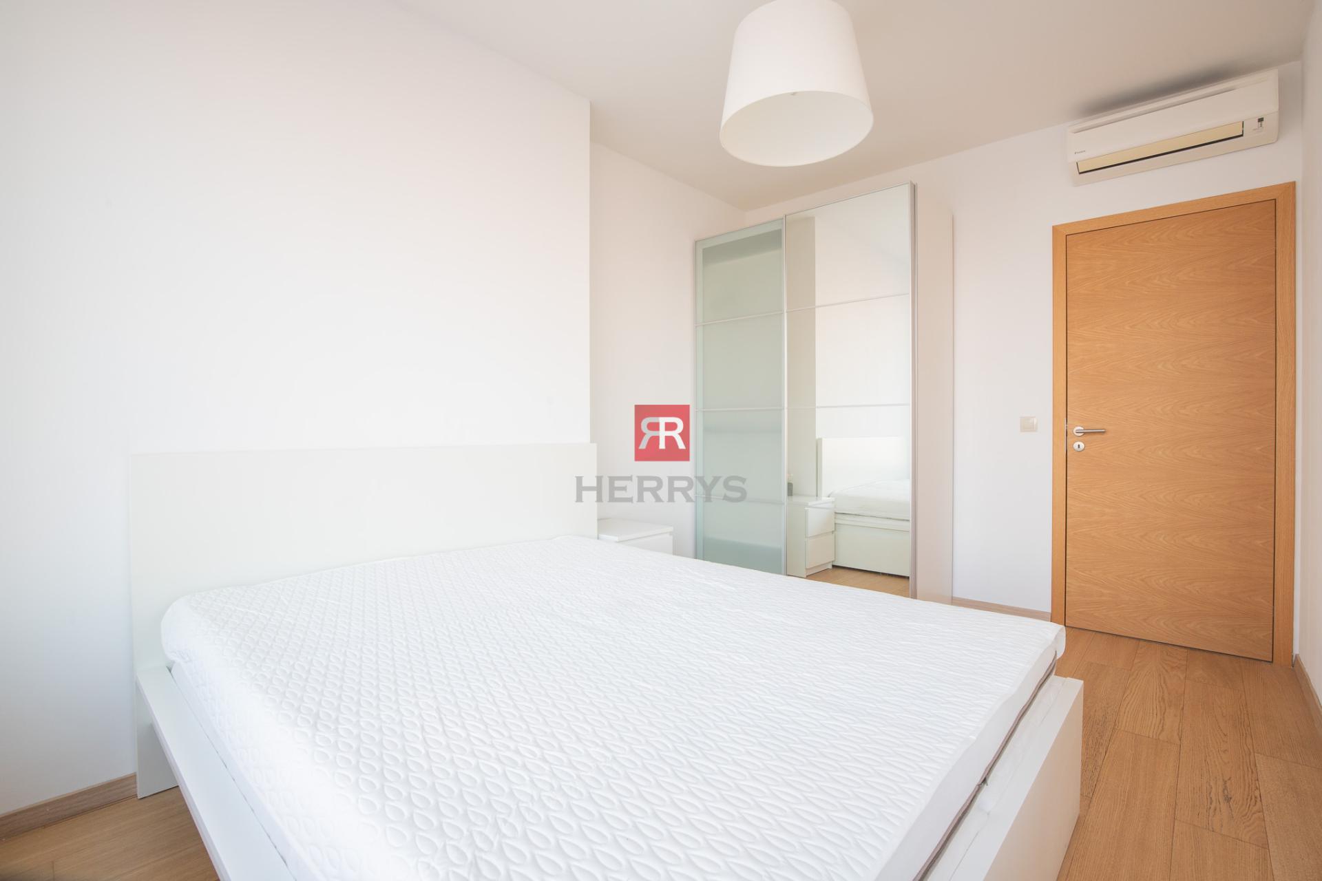 HERRYS - For sale investment 2-bedroom apartment on the 25th floor in Panorama City with parking
