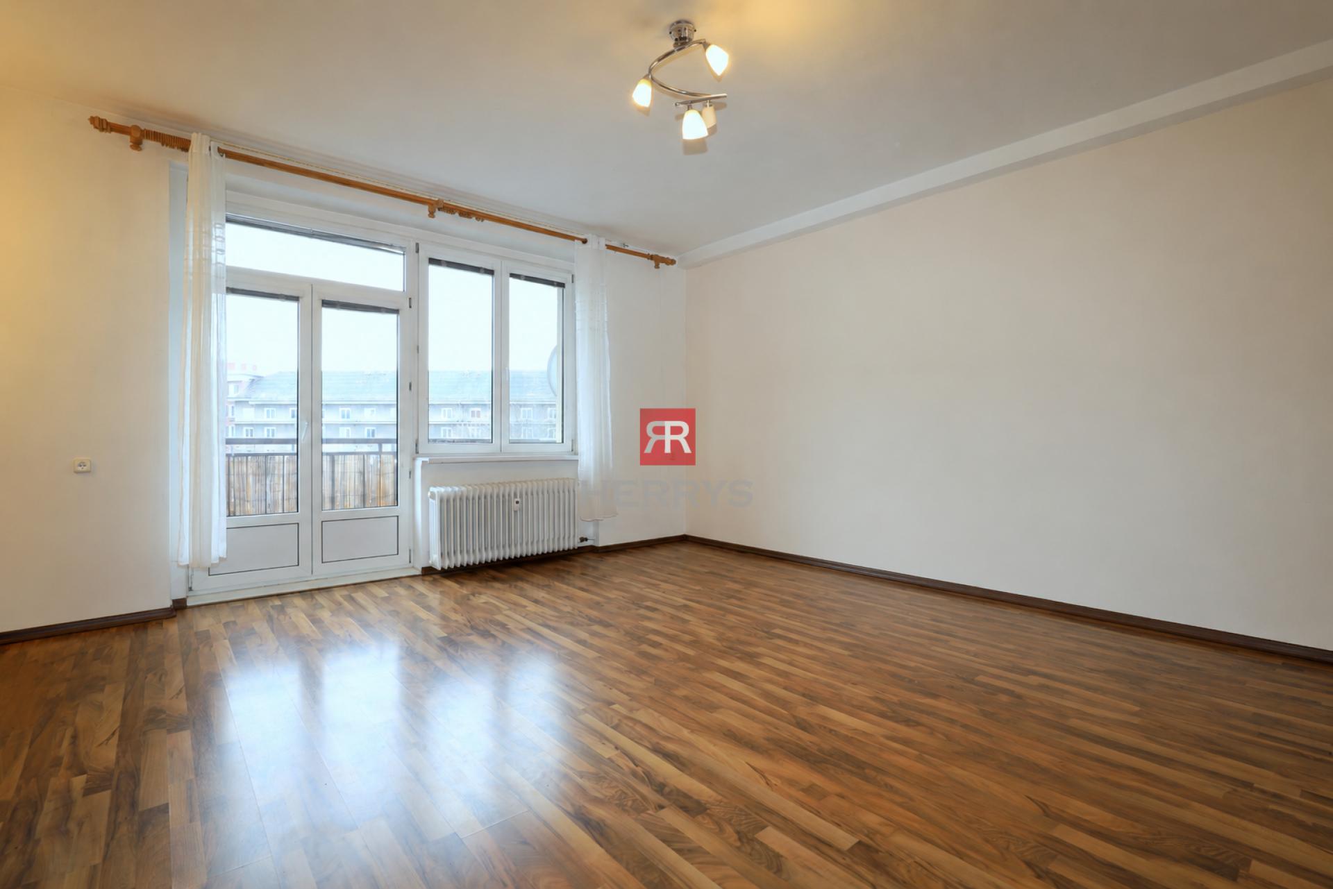 HERRYS - Na predaj priestranný 3 izbový byt s balkónom, pivnicou a dobrými možnosťami parkovania
