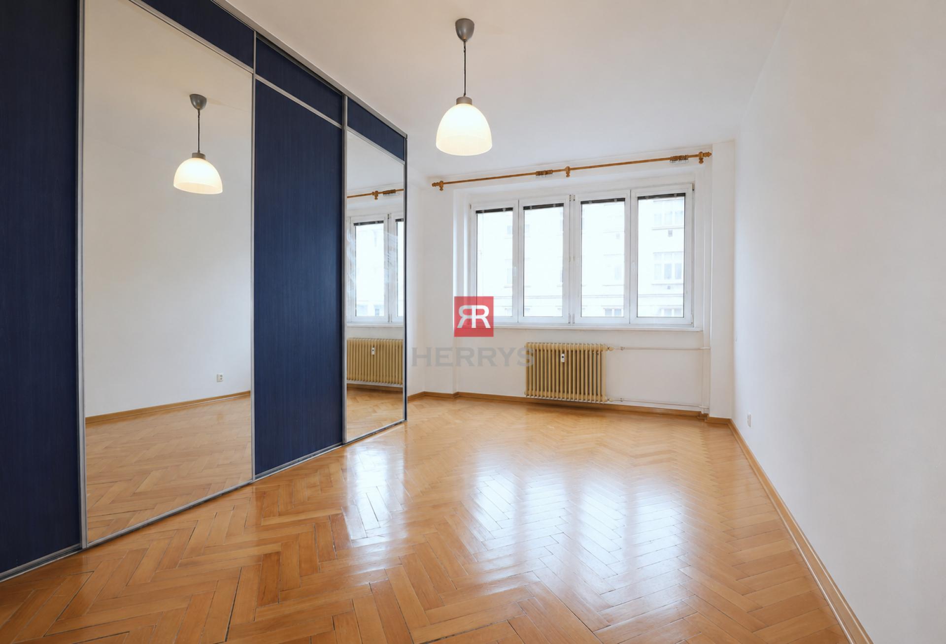 HERRYS - Na predaj priestranný 3 izbový byt s balkónom, pivnicou a dobrými možnosťami parkovania