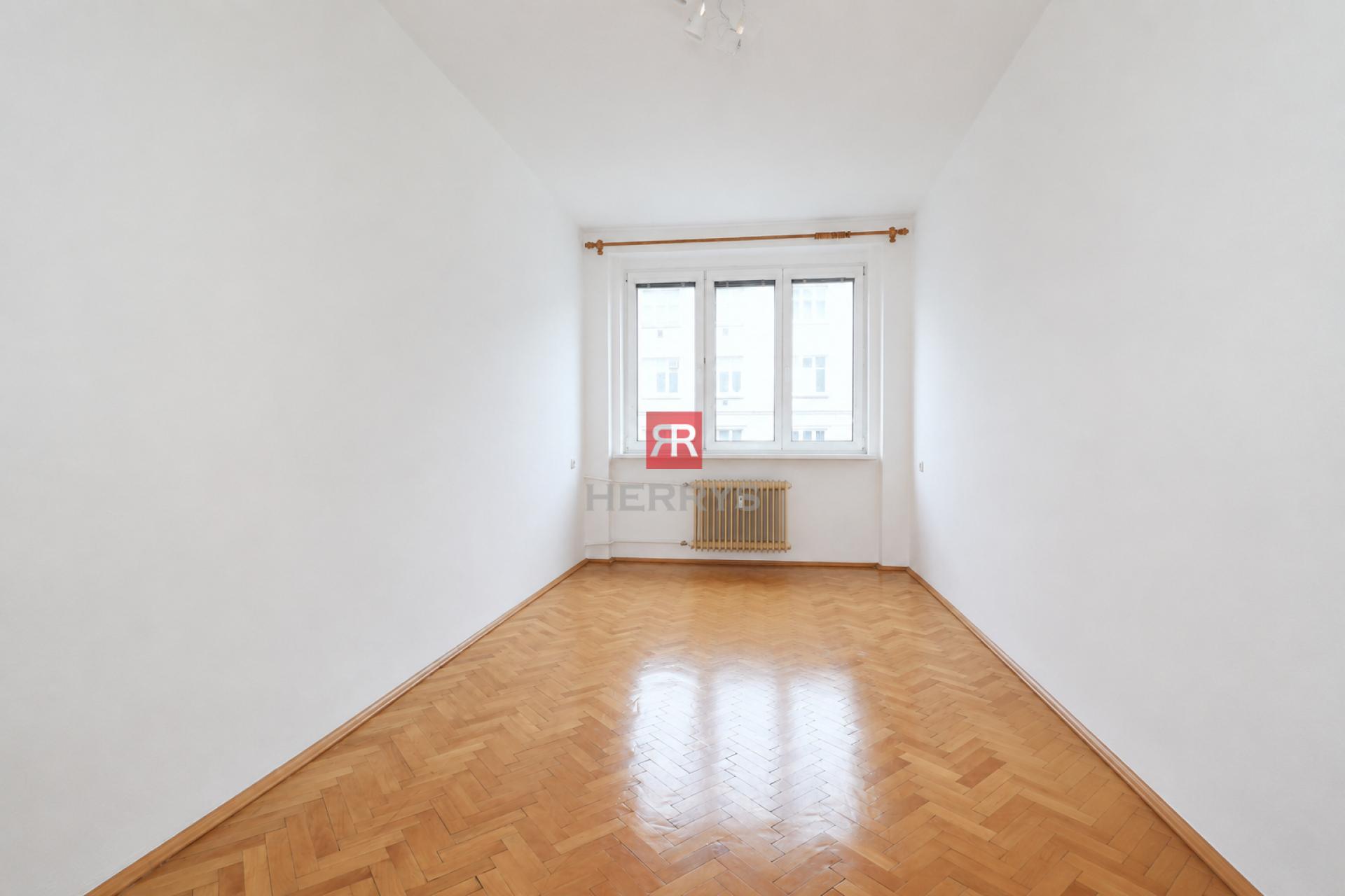 HERRYS - Na predaj priestranný 3 izbový byt s balkónom, pivnicou a dobrými možnosťami parkovania