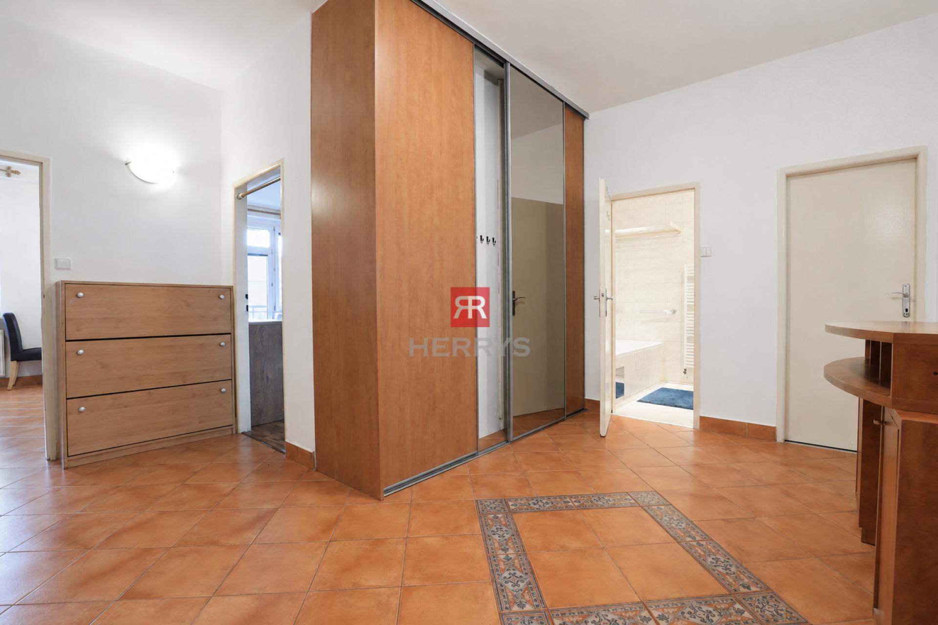 HERRYS - Na predaj priestranný 3 izbový byt s balkónom, pivnicou a dobrými možnosťami parkovania