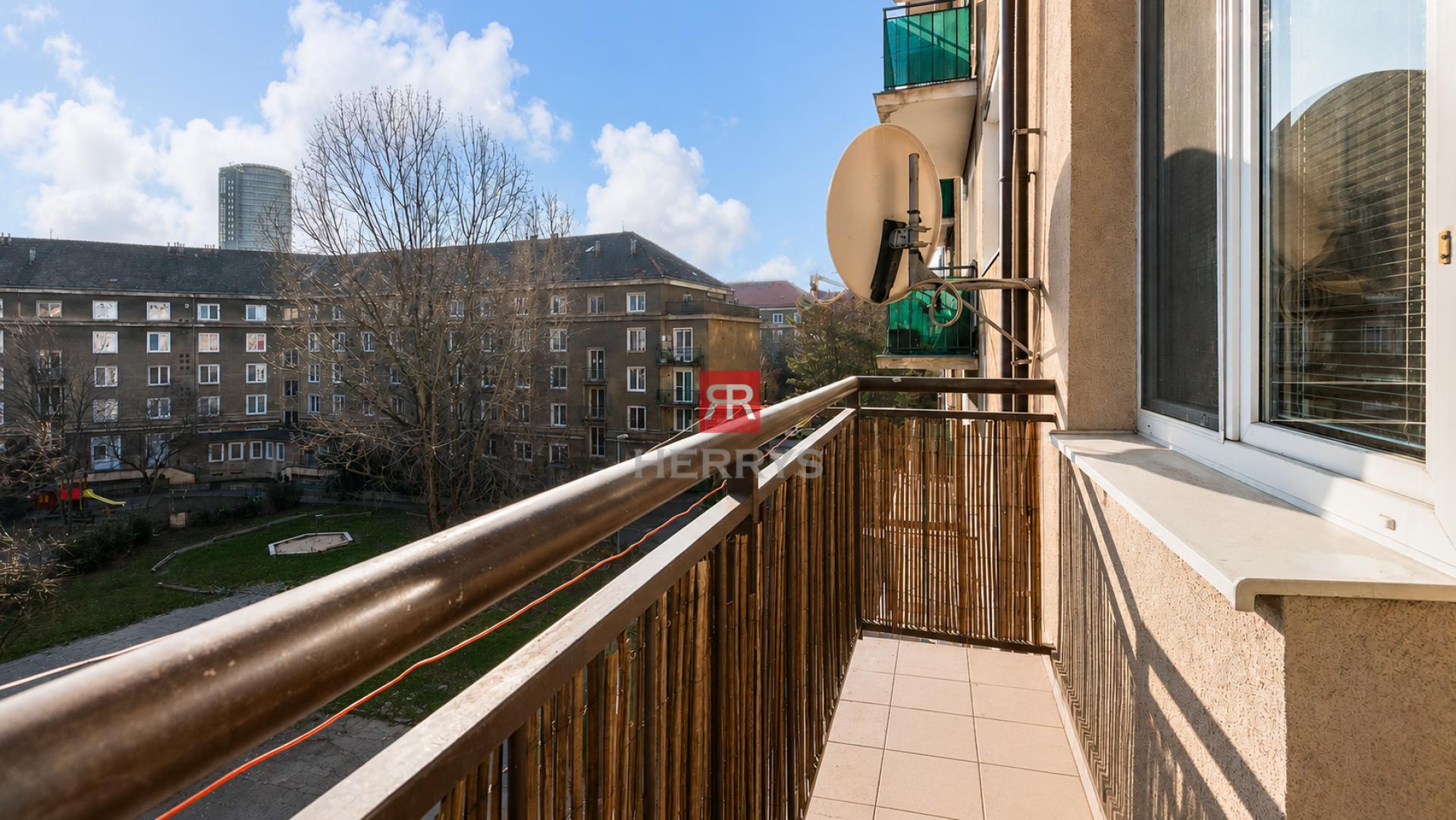 HERRYS - Na predaj priestranný 3 izbový byt s balkónom, pivnicou a dobrými možnosťami parkovania