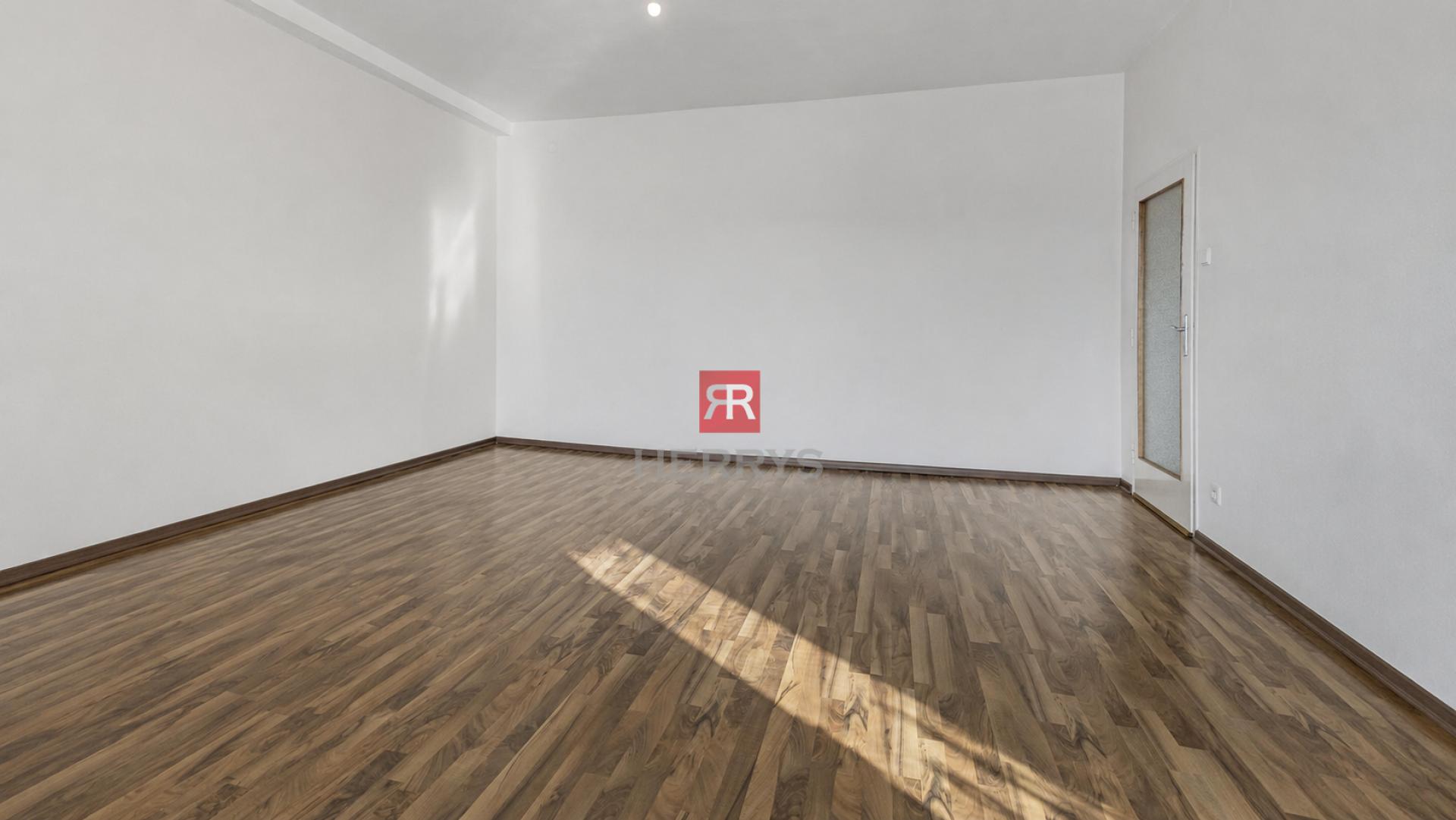 HERRYS - Na predaj priestranný 3 izbový byt s balkónom, pivnicou a dobrými možnosťami parkovania