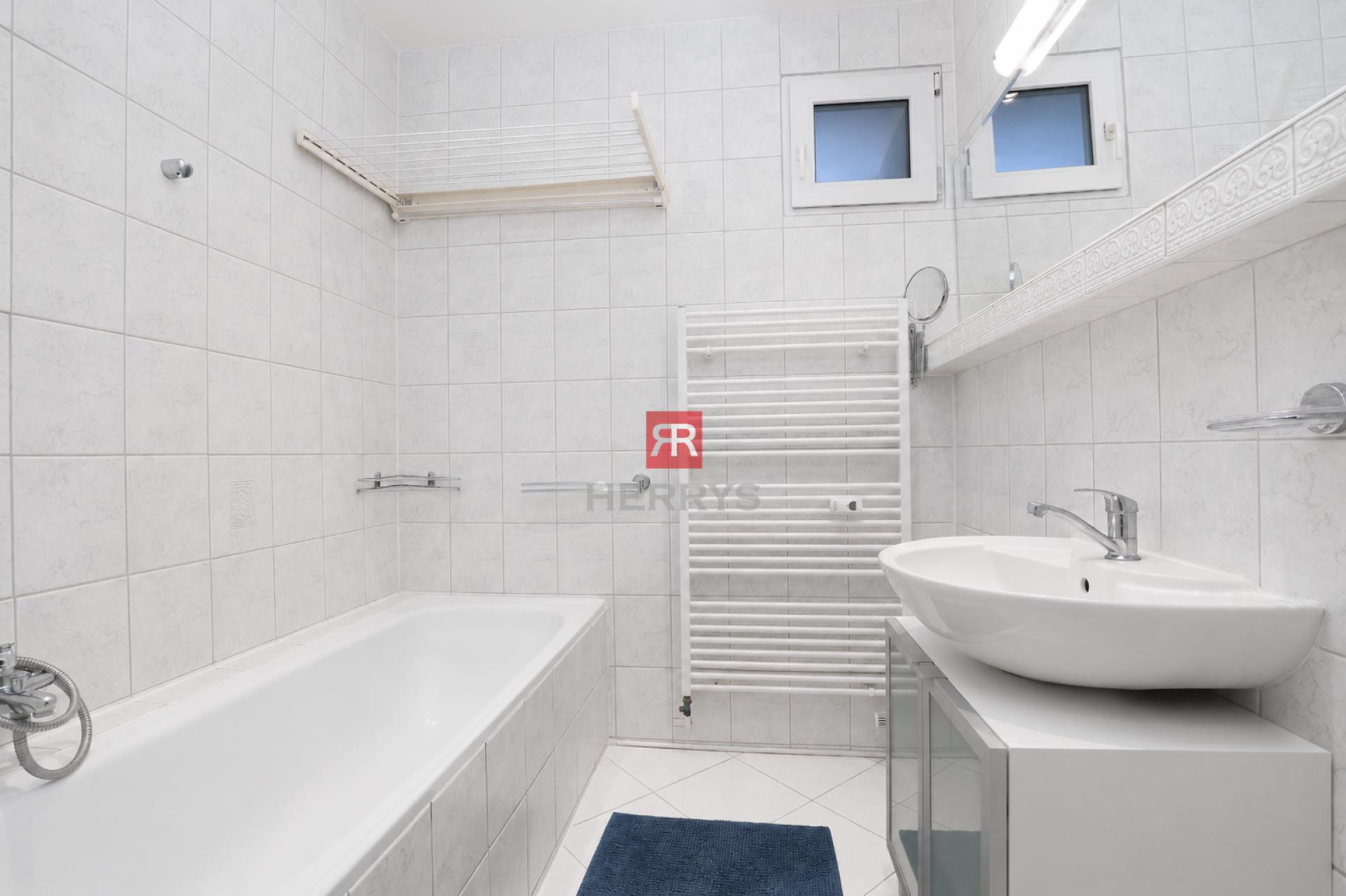 HERRYS - Na predaj priestranný 3 izbový byt s balkónom, pivnicou a dobrými možnosťami parkovania