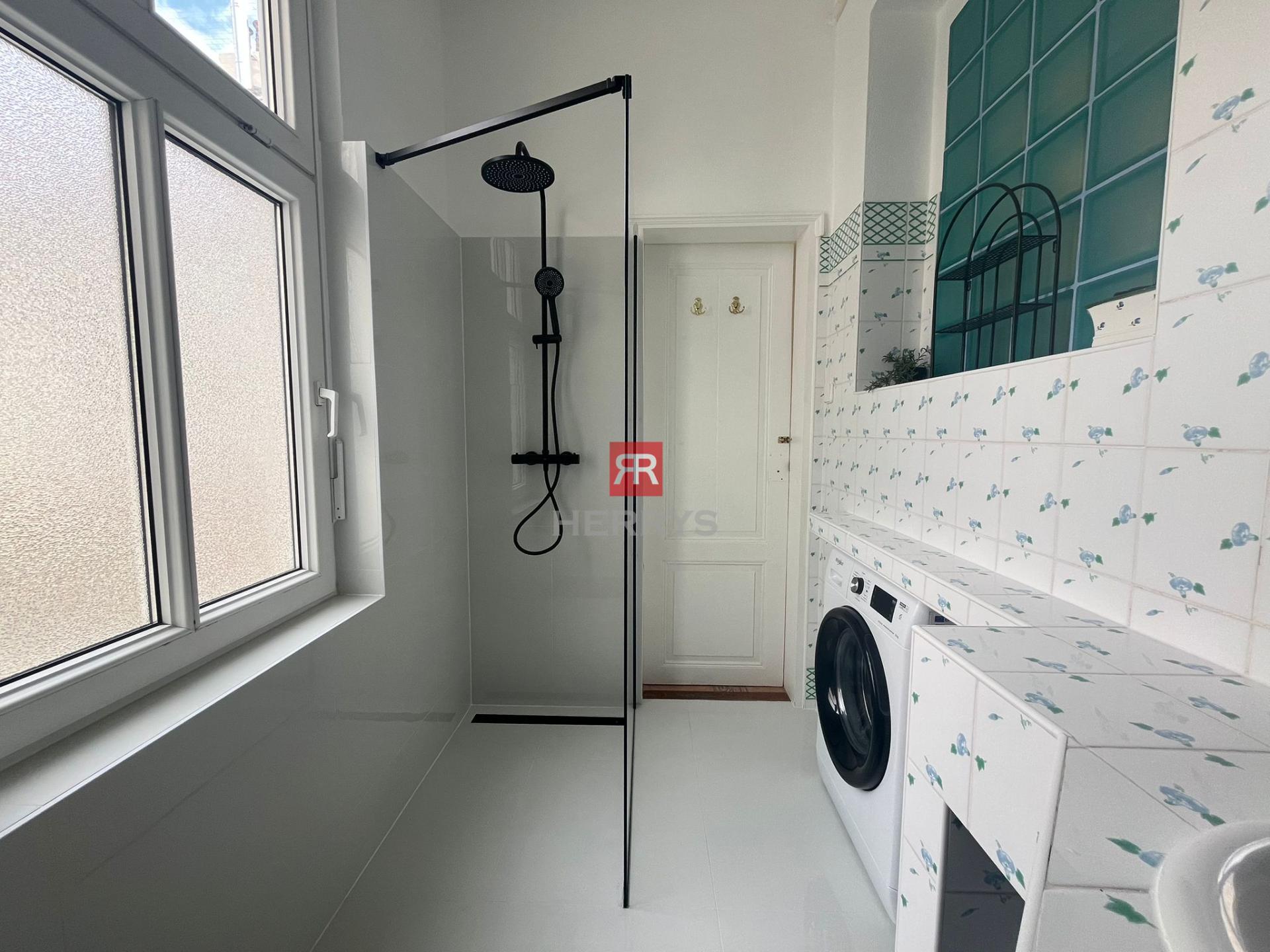 HERRYS - Rent a charming 2-bedroom apartment with high ceilings in the heart of the Old Town