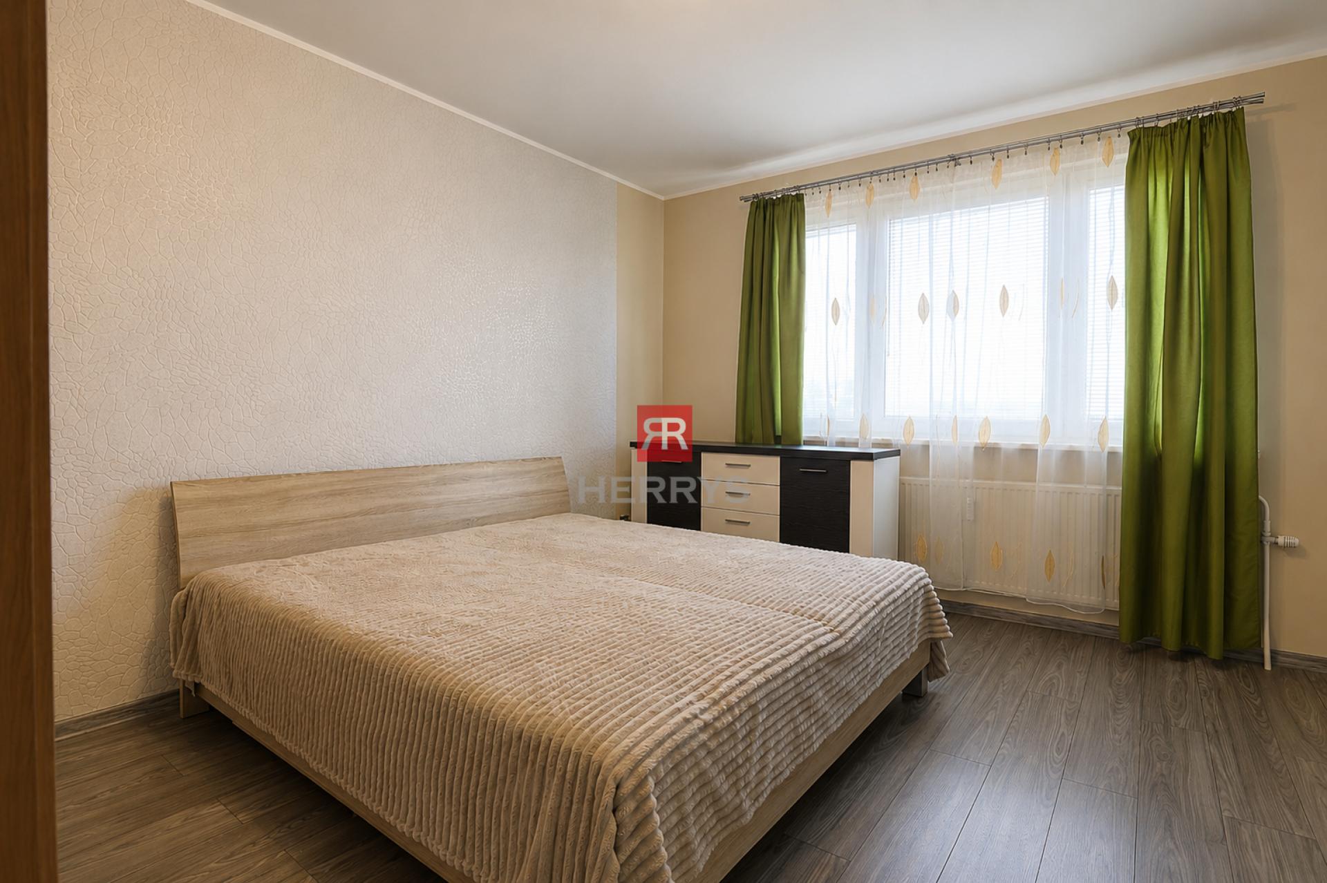 Realitná kancelária HERRYS ponúka na prenájom 4 izbový byt na Vigľášskej ulici v Petržalke