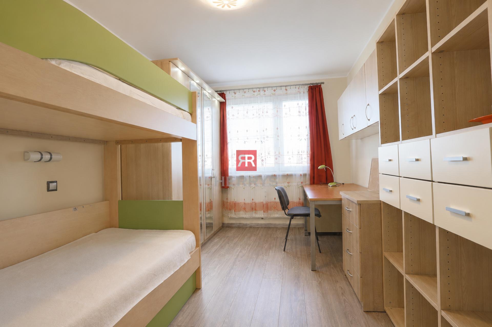 Realitná kancelária HERRYS ponúka na prenájom 4 izbový byt na Vigľášskej ulici v Petržalke