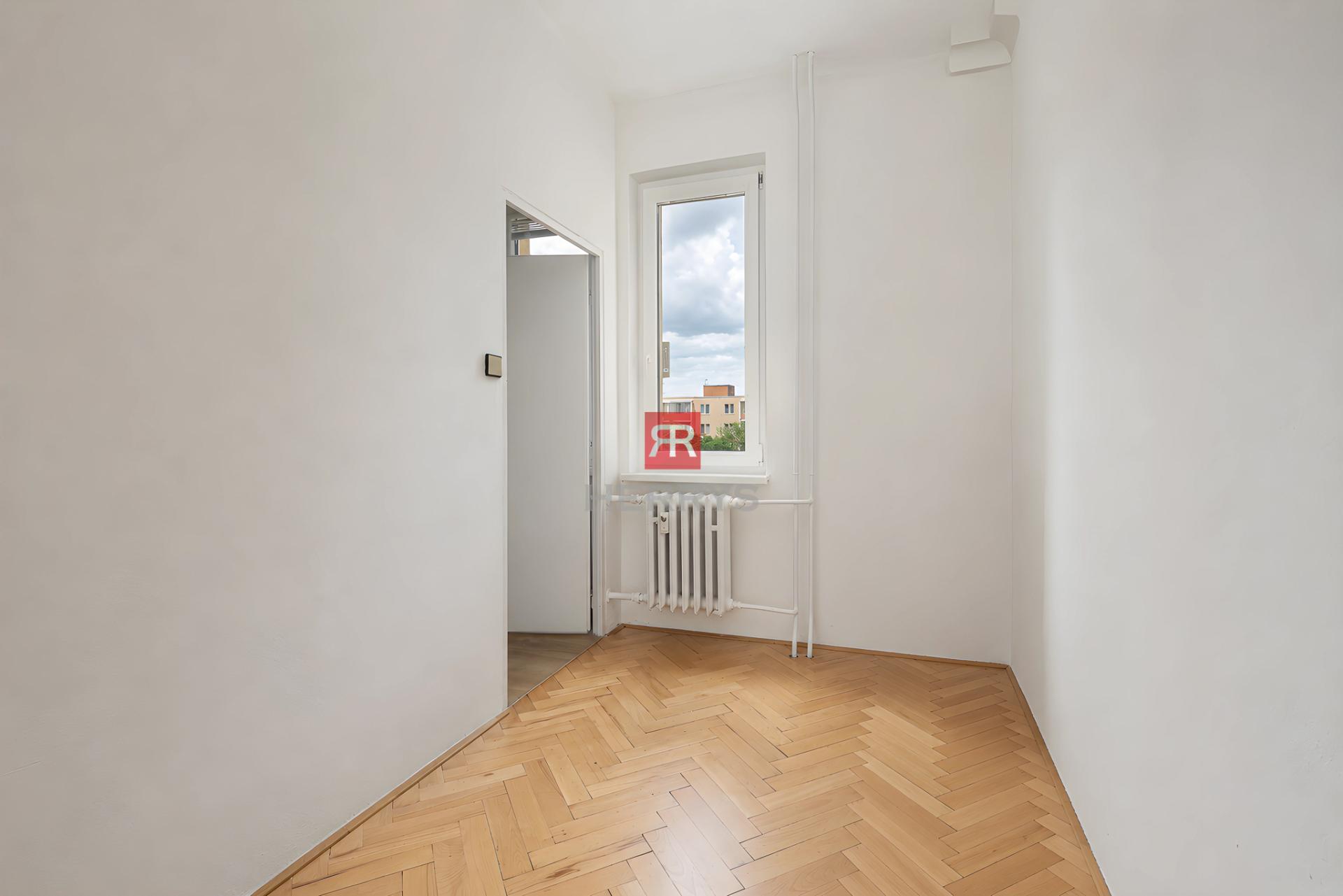 HERRYS - 4-bedroom apartment for sale, partially renovated, with separate kitchen, Zimná street