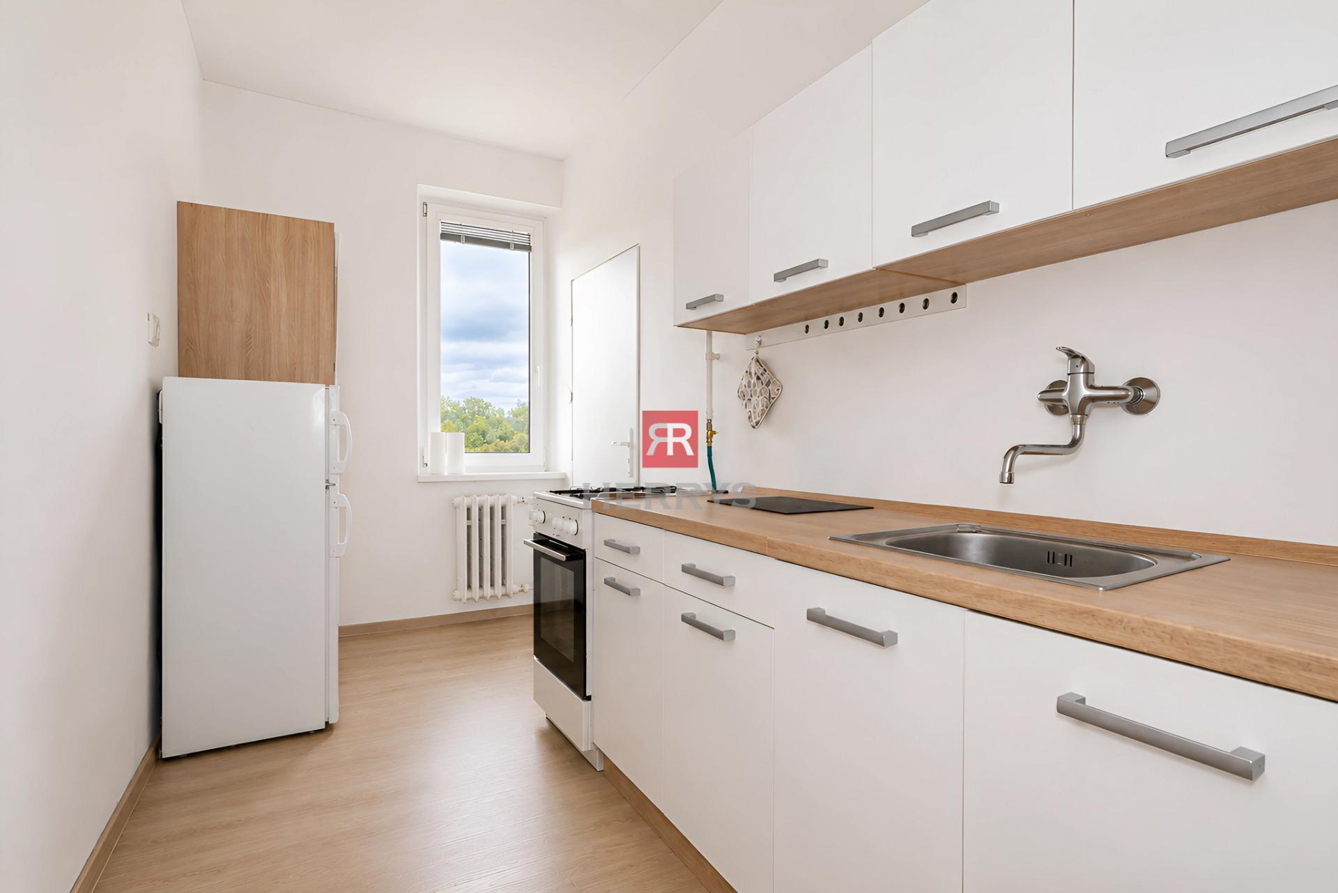 HERRYS - 4-bedroom apartment for sale, partially renovated, with separate kitchen, Zimná street