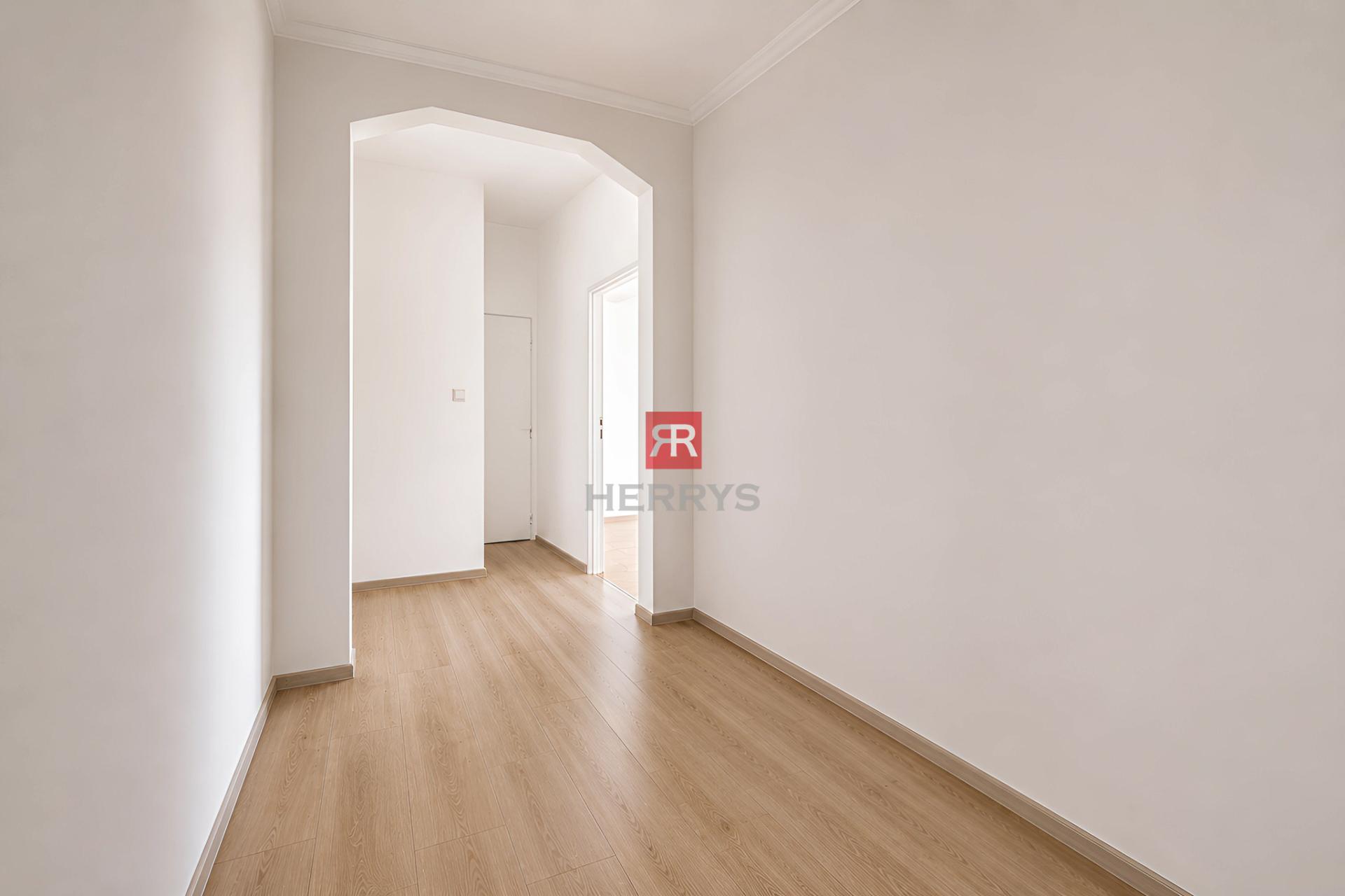 HERRYS - 4-bedroom apartment for sale, partially renovated, with separate kitchen, Zimná street