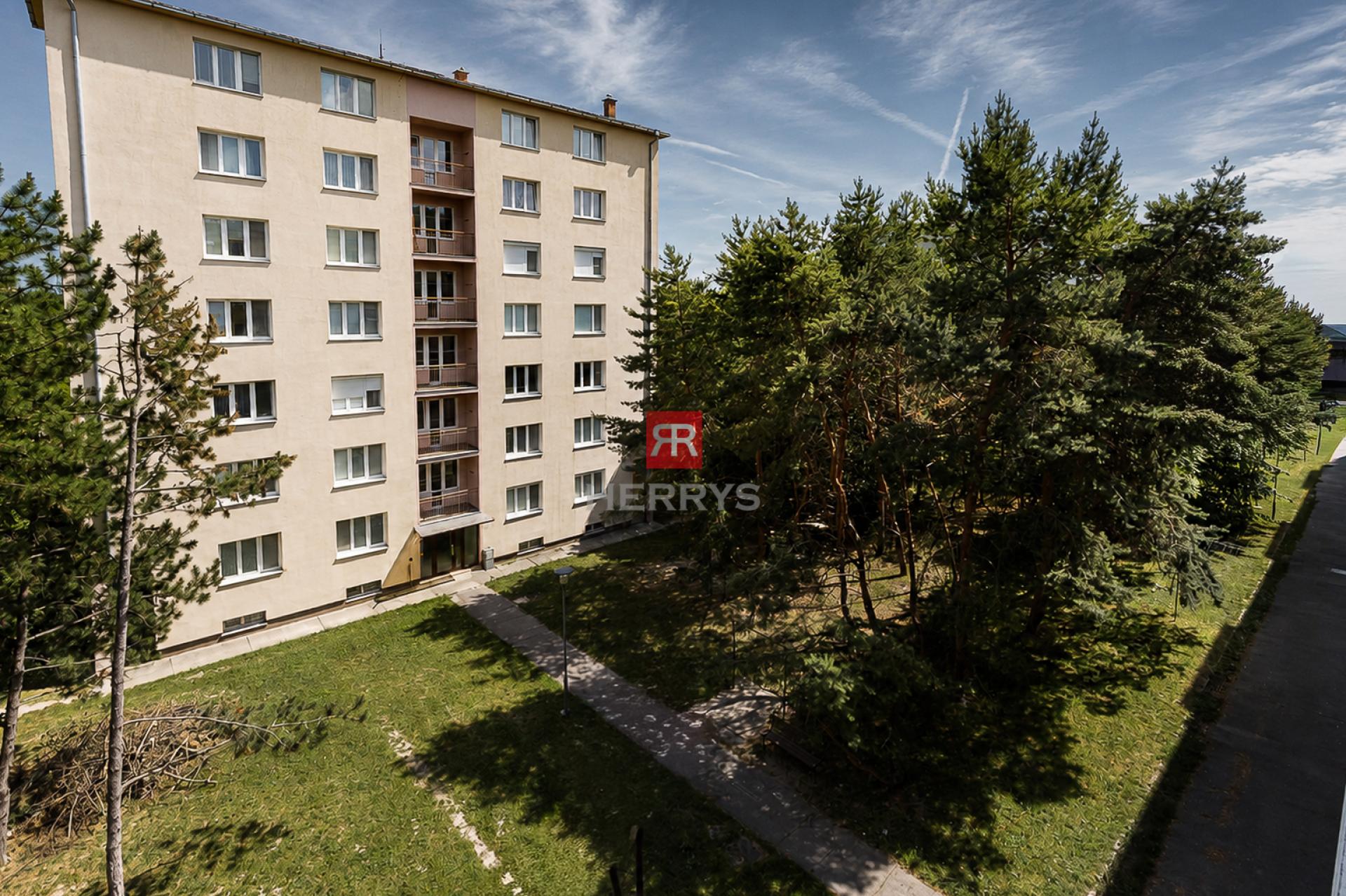 HERRYS – Na predaj 2-izbový byt v pôvodnom stave so samostatnou kuchyňou v pokojnej lokalite