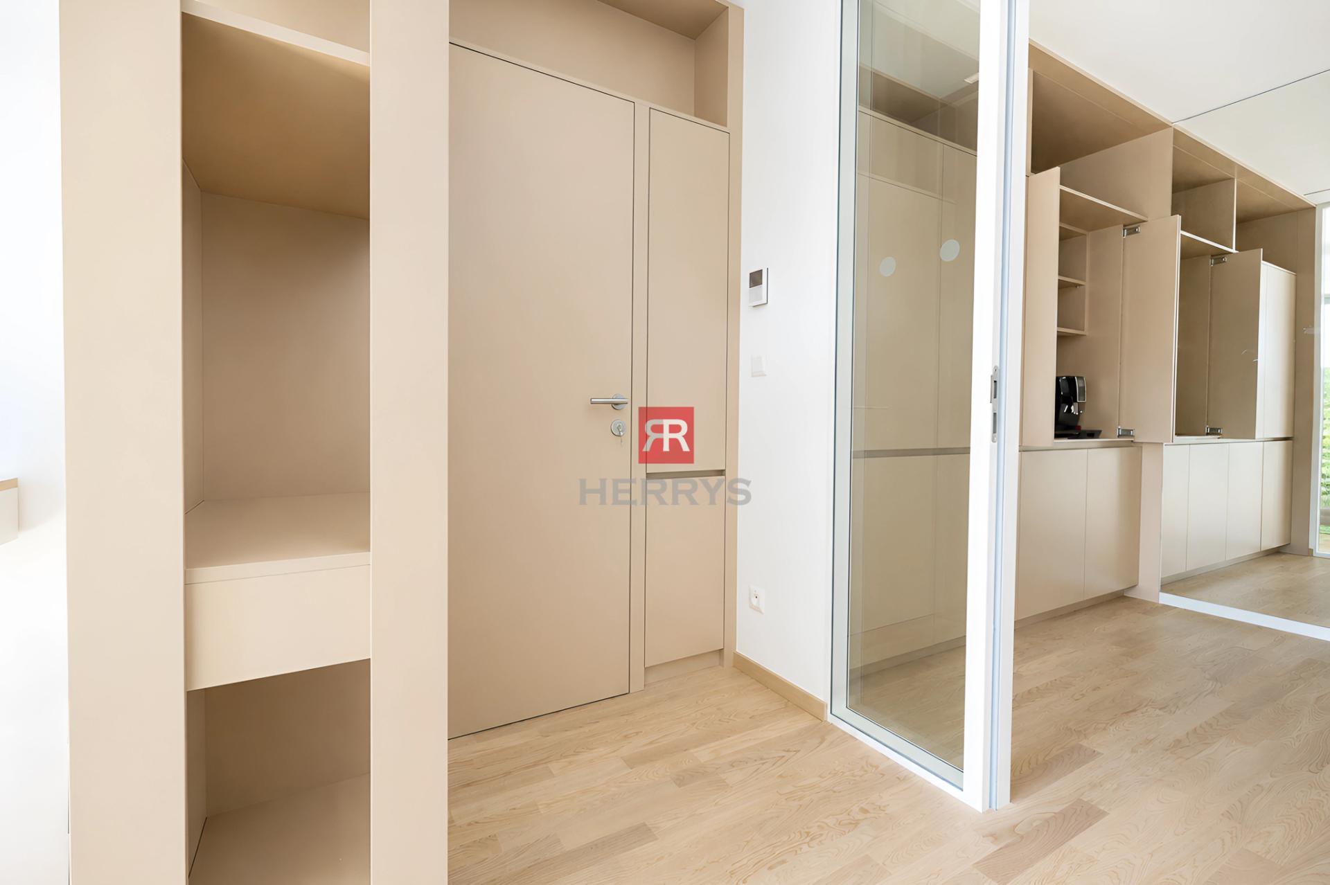 HERRYS - Representative office space for sale with a beautiful view in the ZWIRN OFFICE project