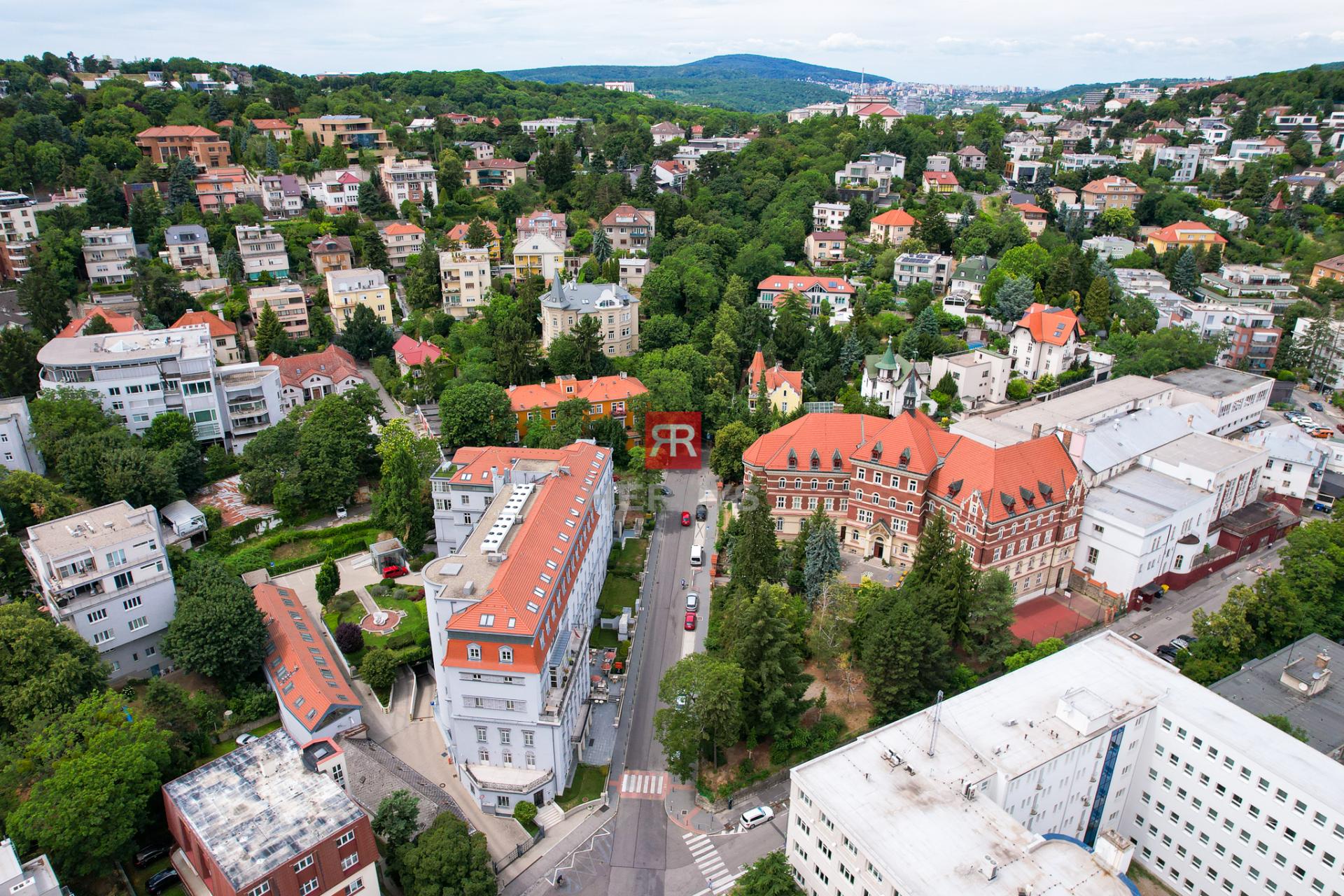 HERRYS - Na predaj charizmatický 2,5-izbový byt s vysokými stropmi na Hlbokej ceste