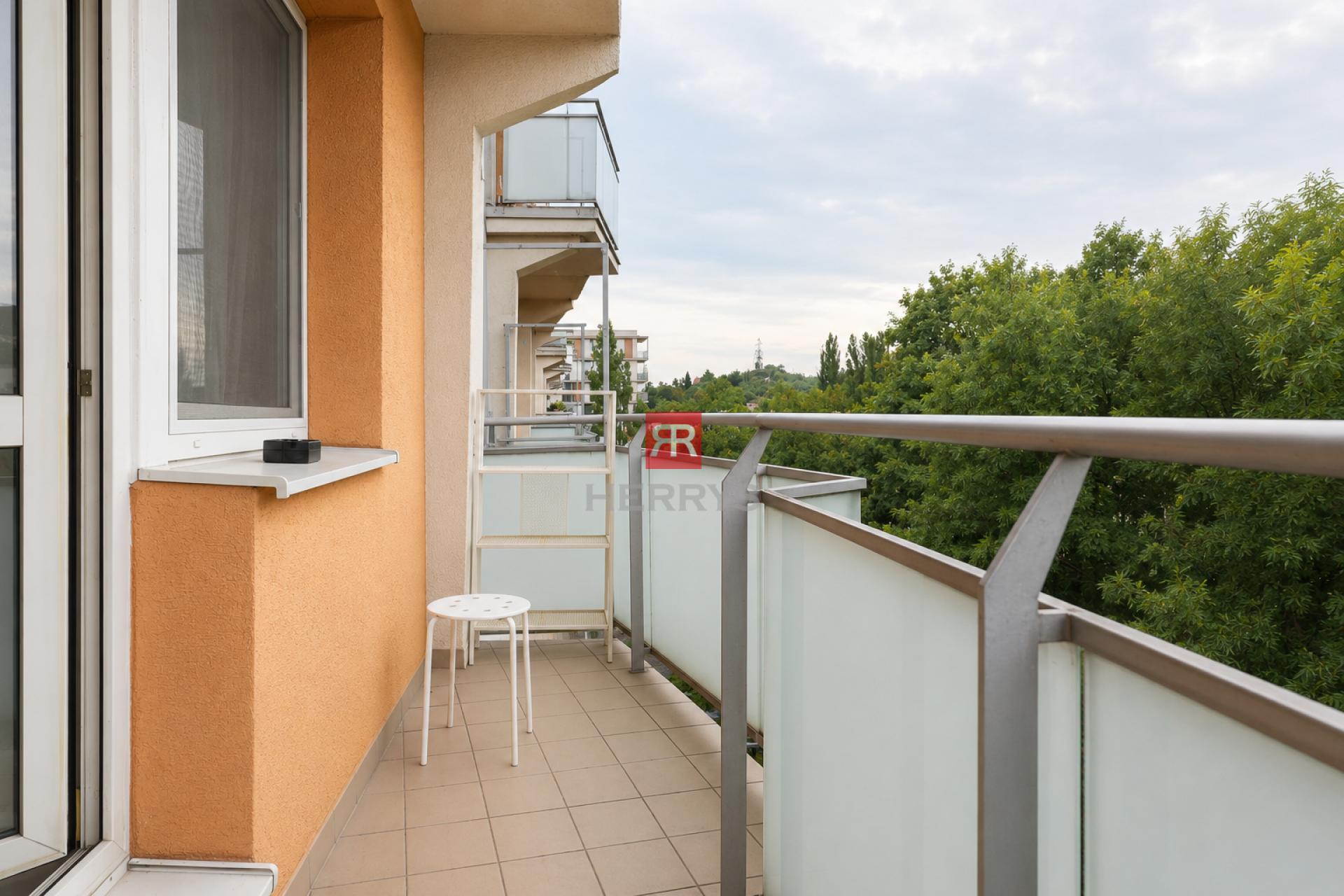 HERRYS - spacious 3-room apartment for rent on Teplická Street, small pet welcome.