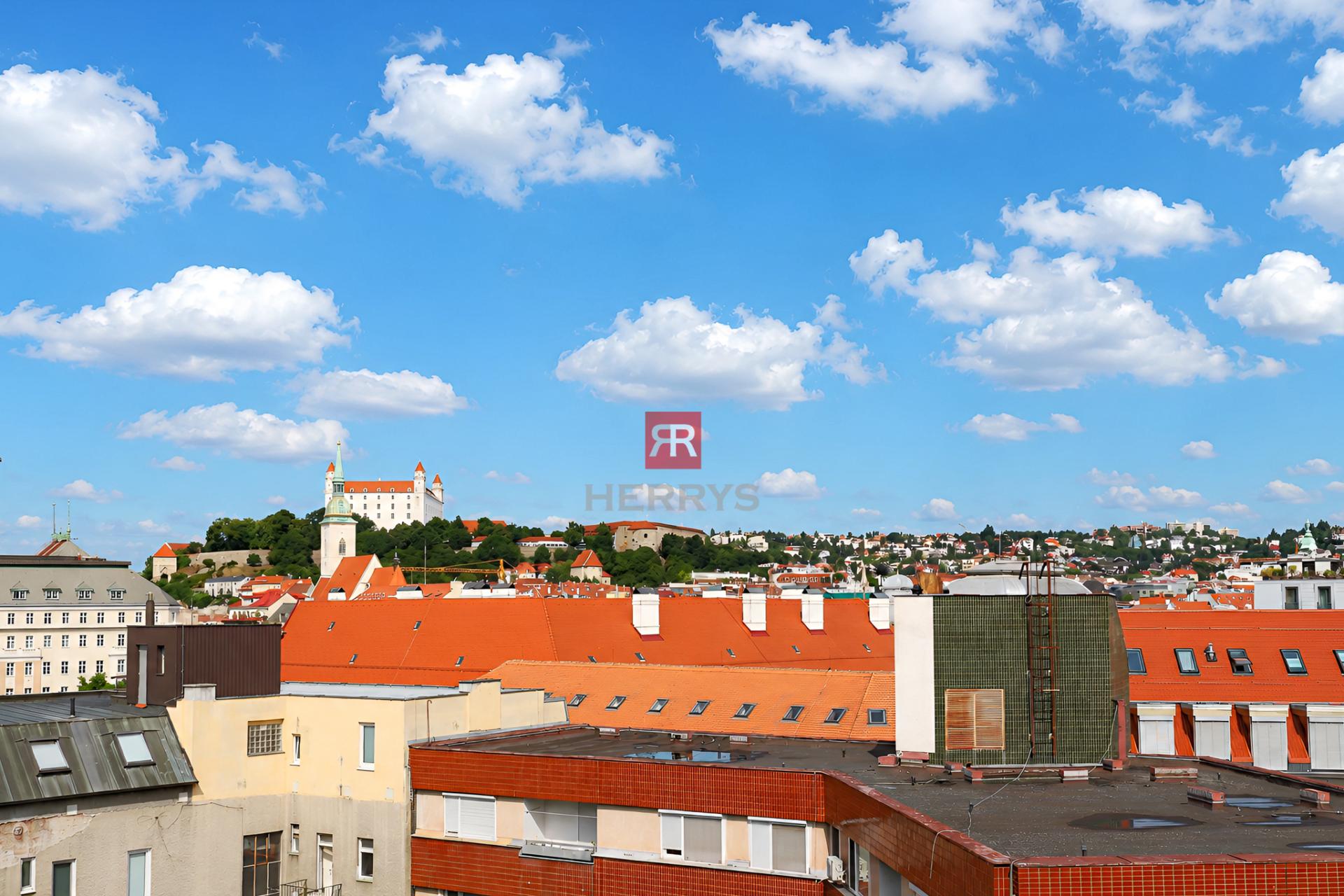 HERRYS - &nbsp;na prenájom priestranný 2 izbový byt, priamo v srdci Starého Mesta, na Medenej ulici