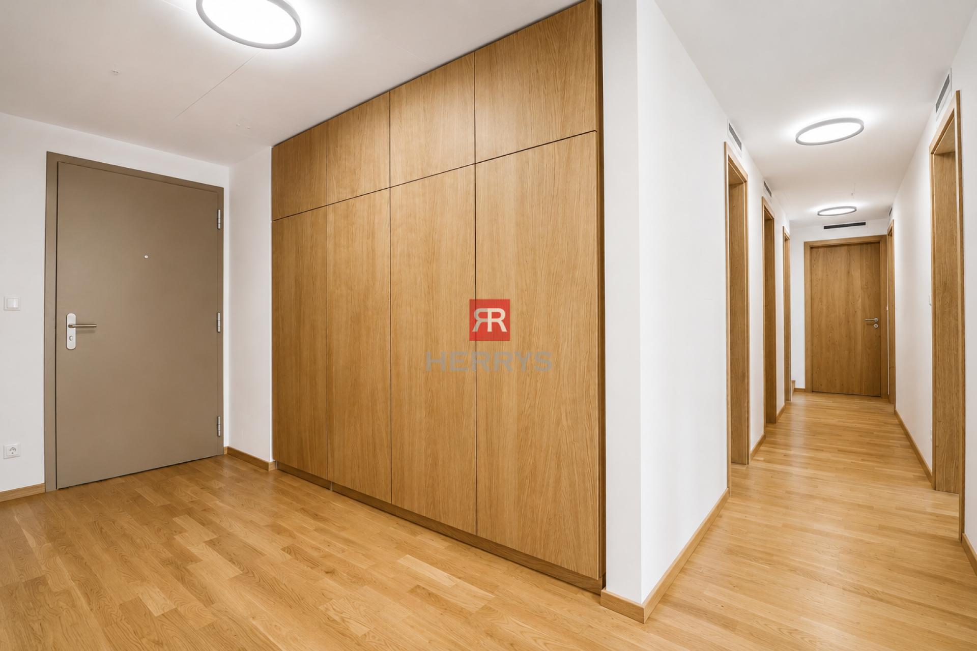 HERRYS - Na prenájom jedinečný 5-izbový byt s veľkou terasou v srdci downtownu&nbsp;