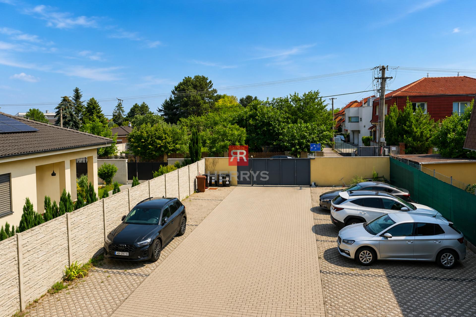 HERRYS - Na prenájom veľkorysý a atraktívny 3 - izbový byt v príjemnej lokalite na Hrušovskej ulici