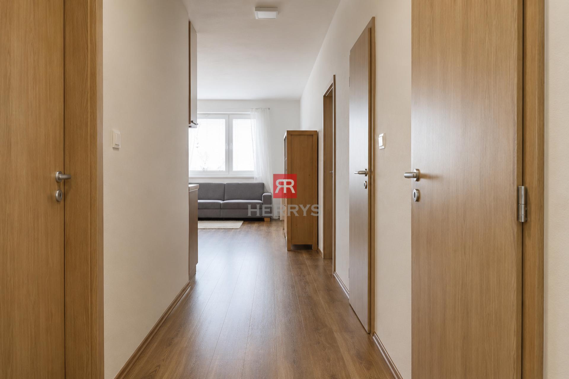 HERRYS - &nbsp;na prenájom 3 izbový byt s balkónom a loggiou na Kazanskej ulici, s parkingom a pivnicou