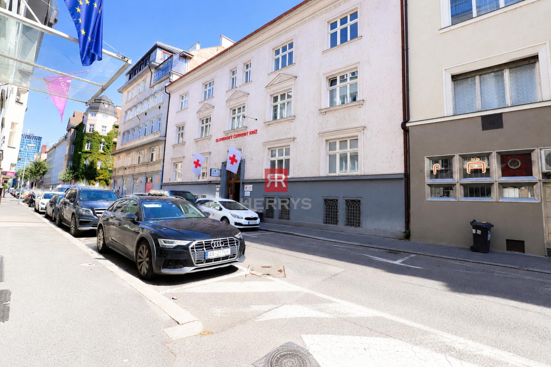 HERRYS - Na prenájom priestor pre služby so zázemím v&nbsp;srdci Starého Mesta, na Grösslingovej ulici