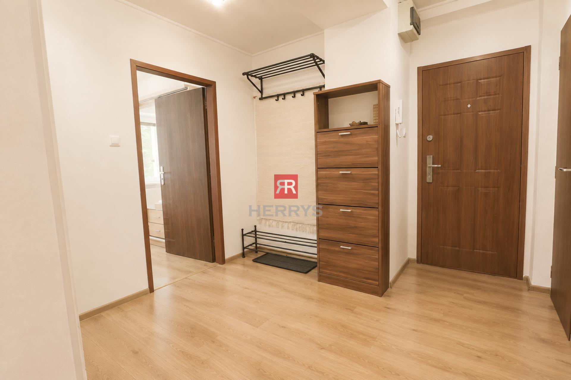 HERRYS - Na prenájom zariadený 3-izbový byt v tichej oblasti centra na Kupeckého ulici