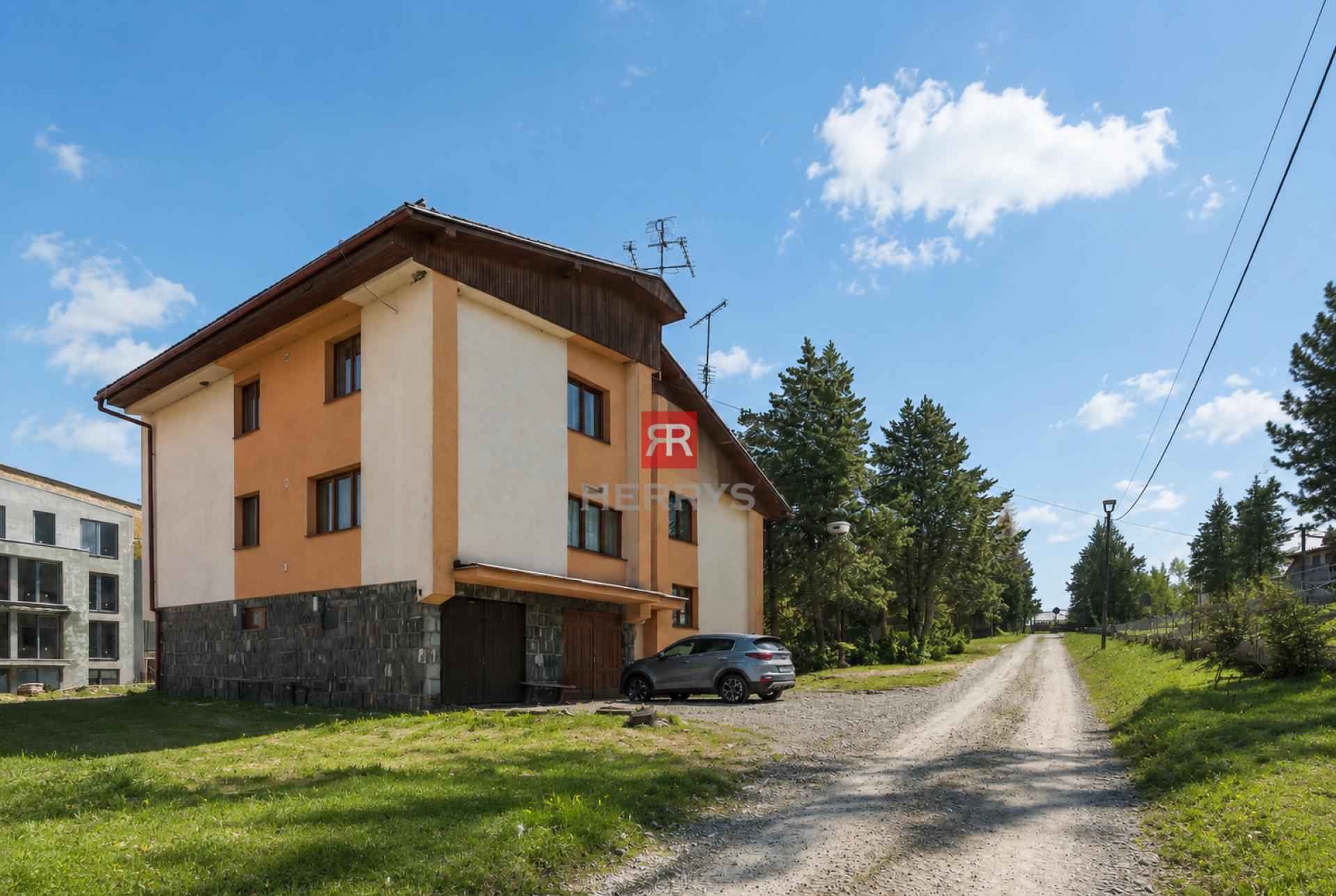 HERRYS - Na predaj 3 izbový priestranný byt v srdci Donovalov s dobrou dispozíciou, 3x parking
