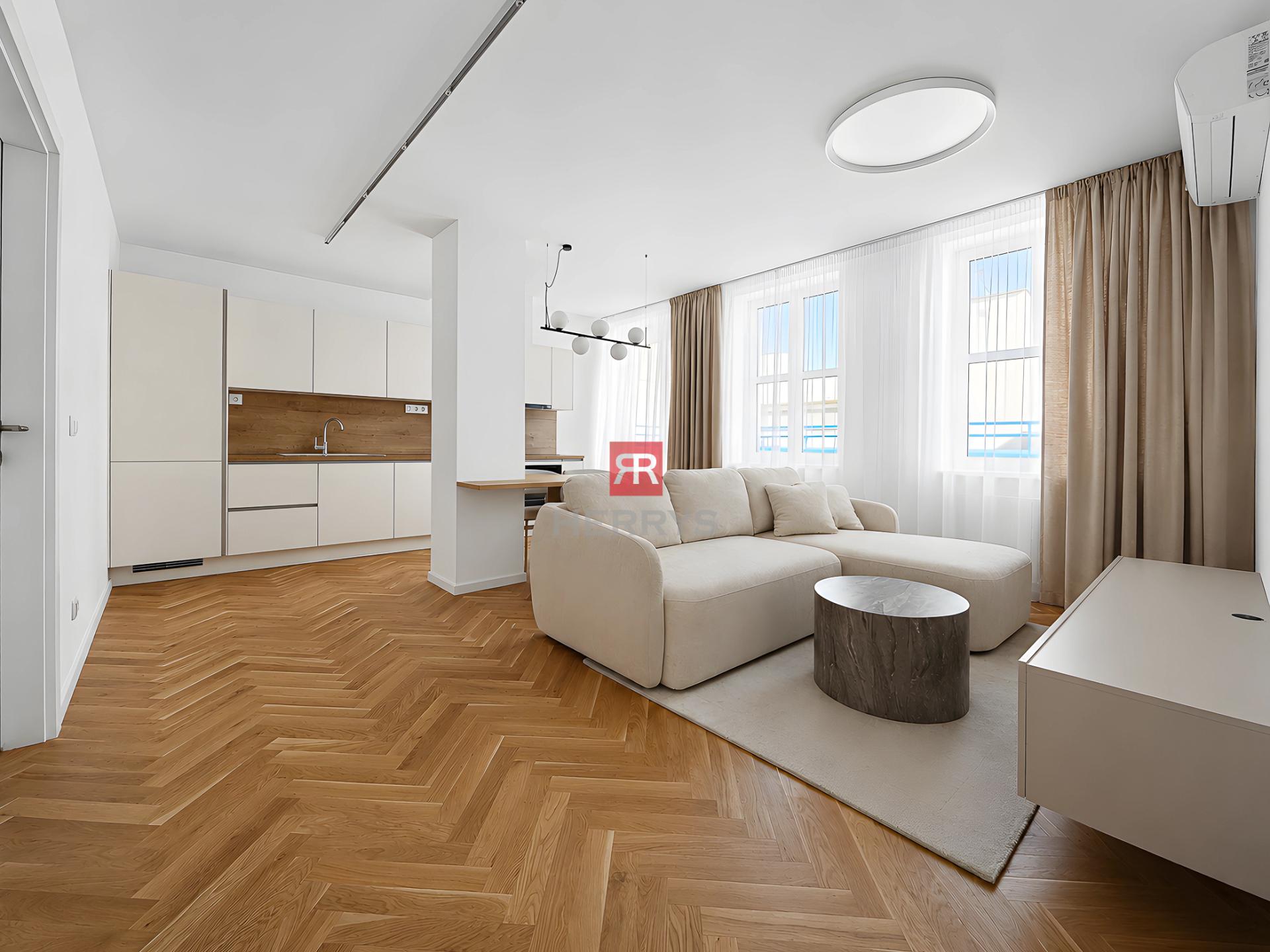 HERRYS – Na predaj kompletne zariadený 3-izbový apartmán s terasou v centre, parkovanie v cene