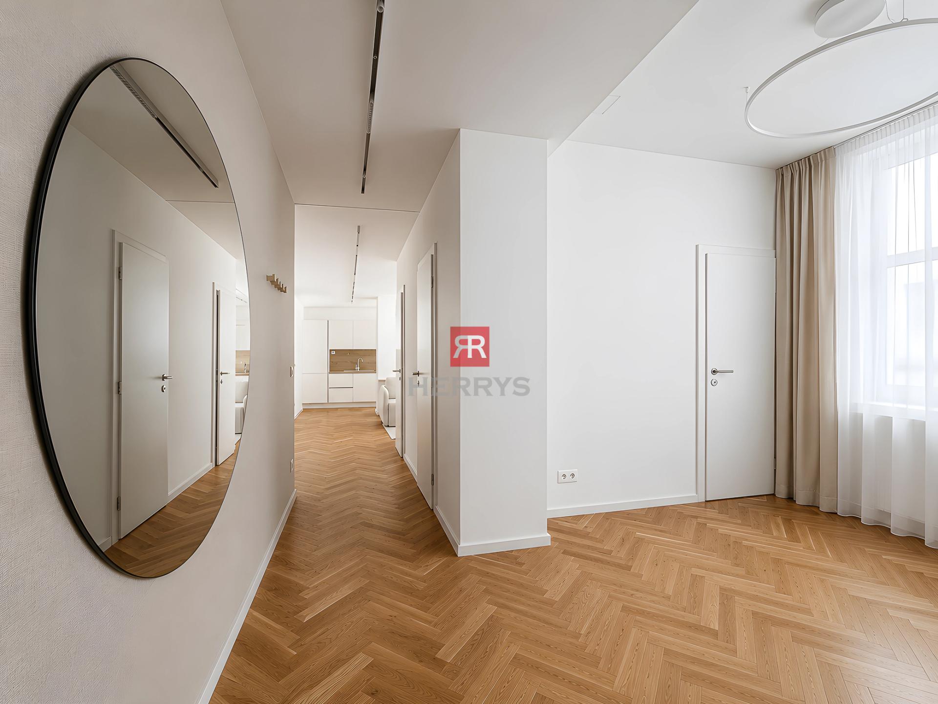 HERRYS – Na predaj kompletne zariadený 3-izbový apartmán s terasou v centre, parkovanie v cene