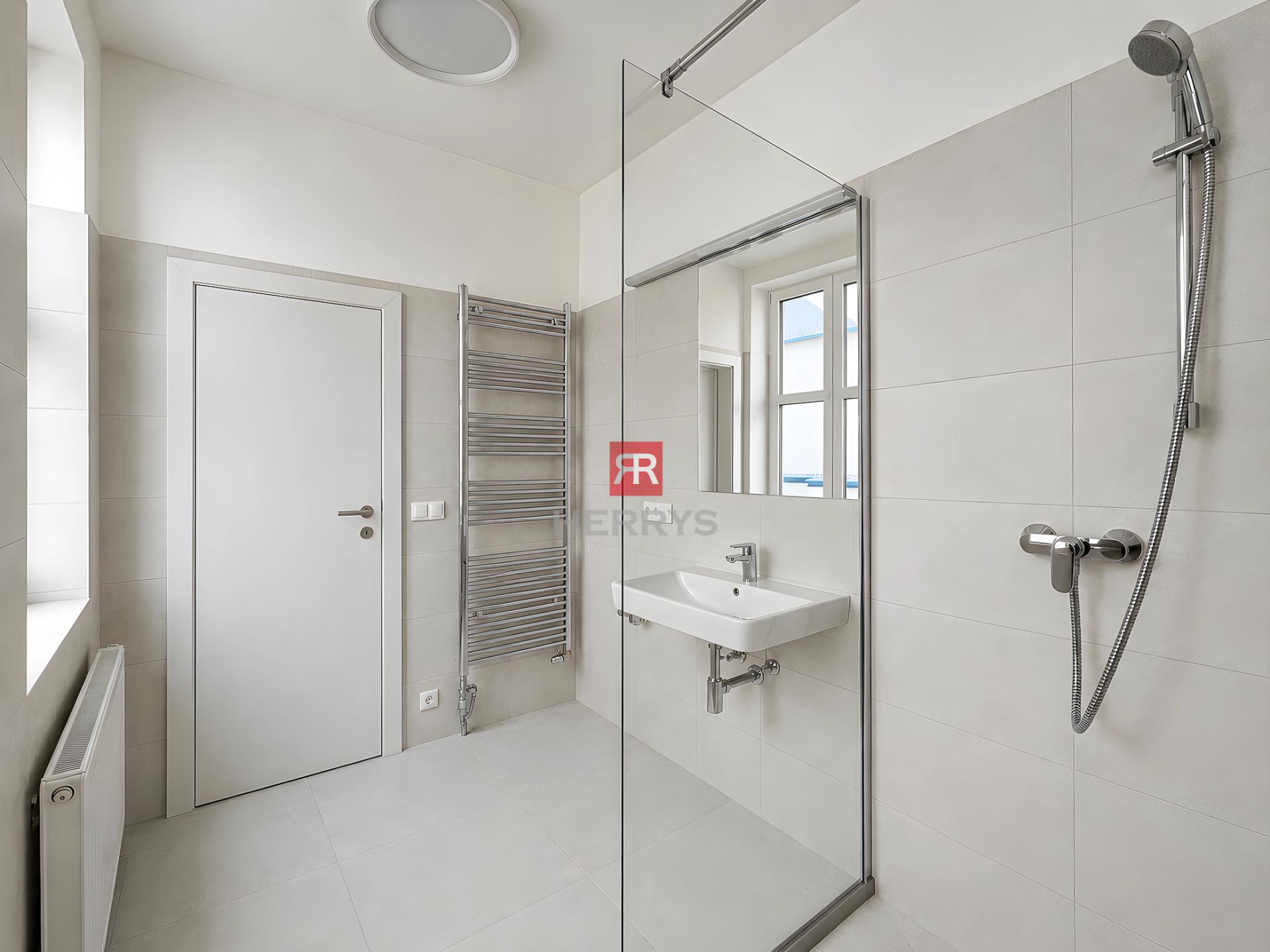 HERRYS – Na predaj kompletne zariadený 3-izbový apartmán s terasou v centre, parkovanie v cene