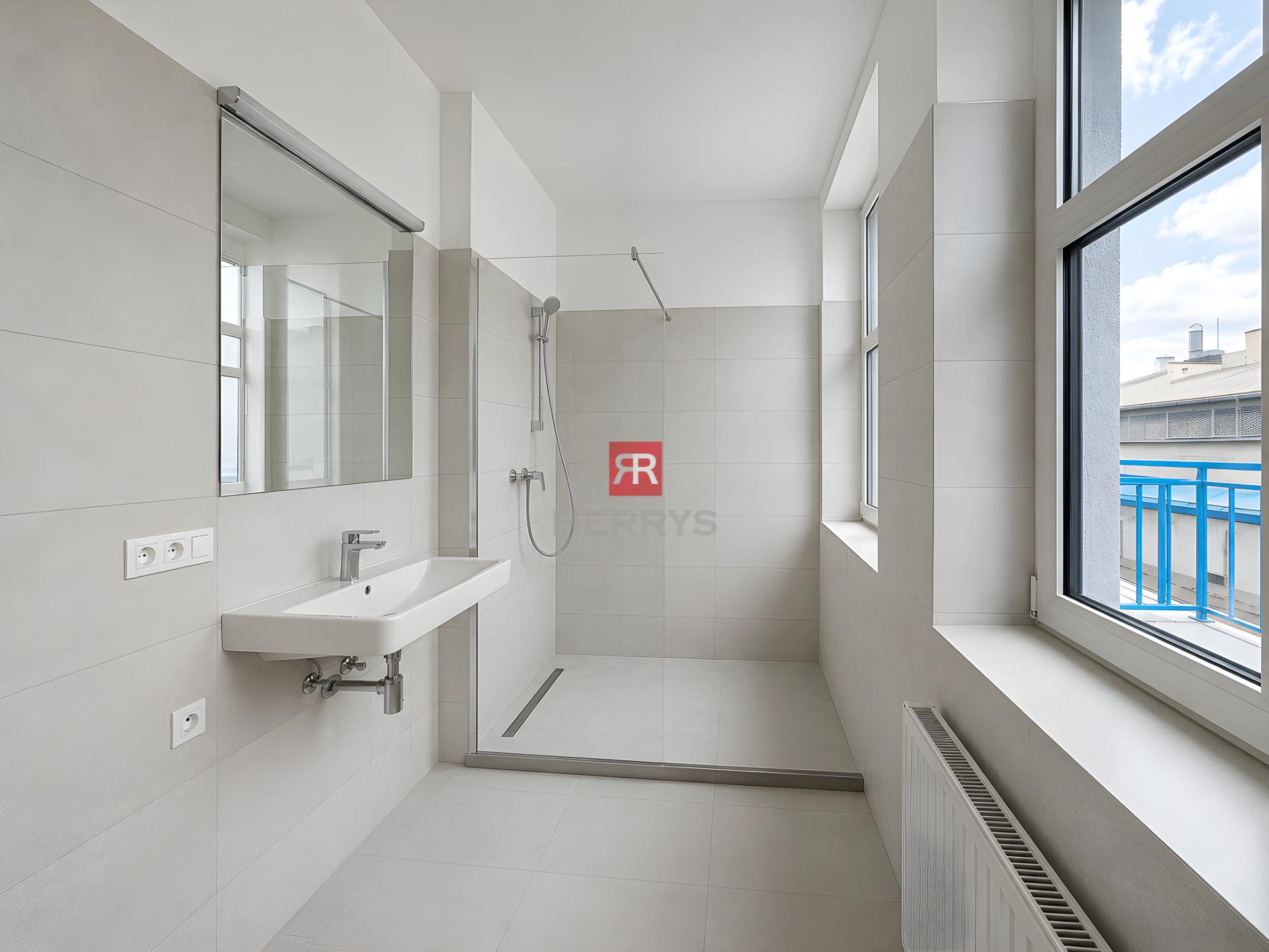 HERRYS – Na predaj kompletne zariadený 3-izbový apartmán s terasou v centre, parkovanie v cene