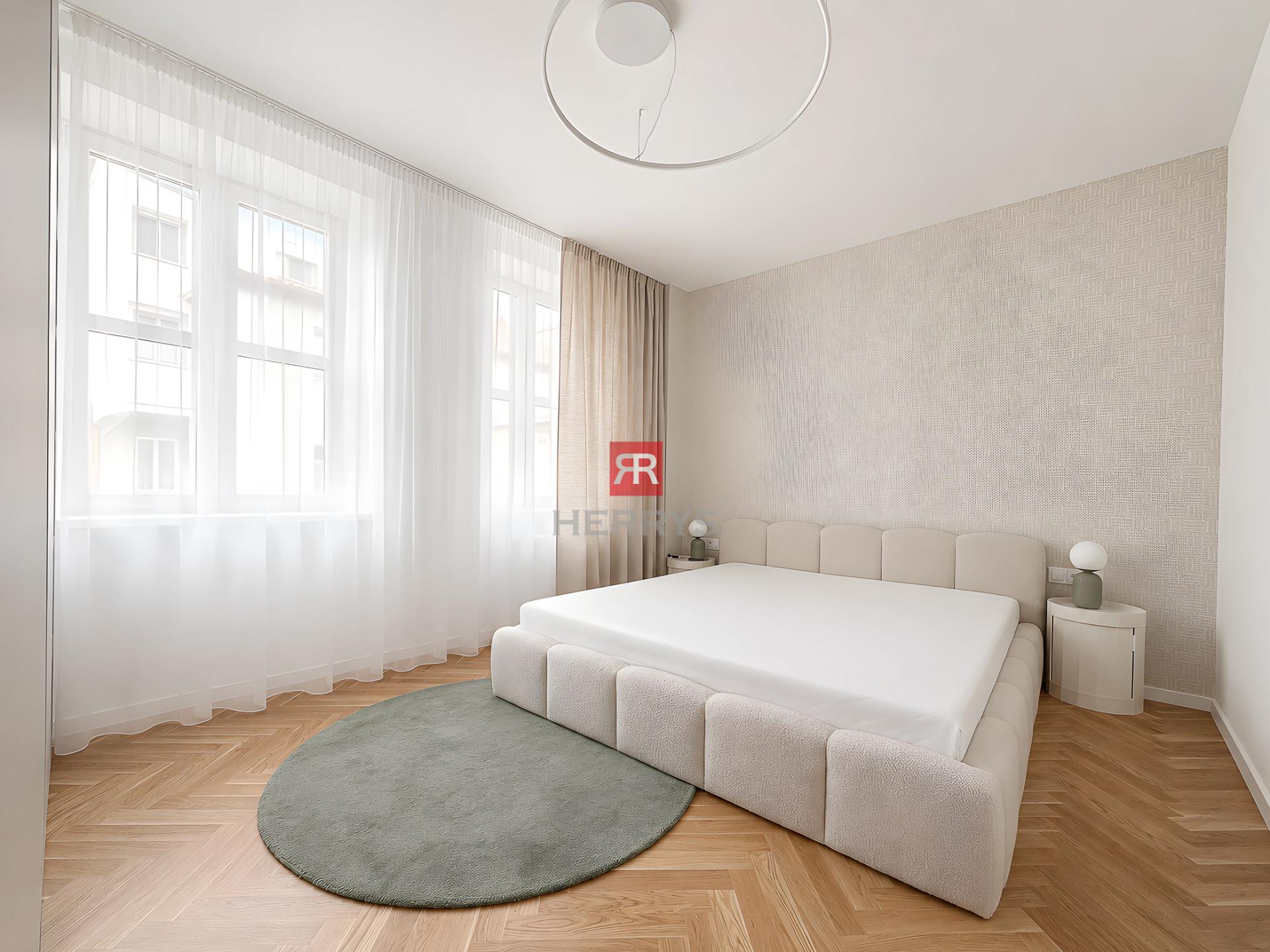 HERRYS – Na predaj kompletne zariadený 3-izbový apartmán s terasou v centre, parkovanie v cene