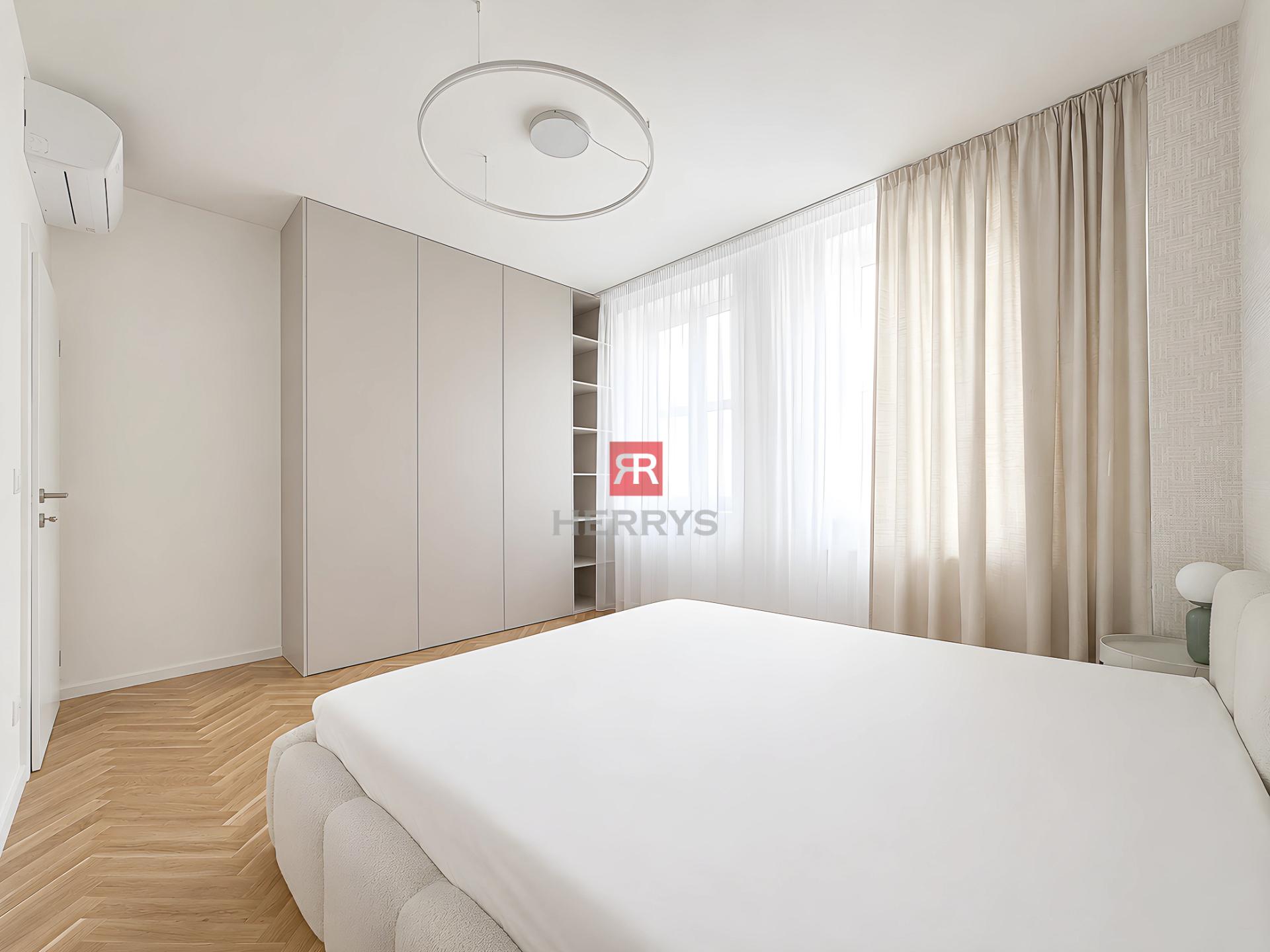 HERRYS – Na predaj kompletne zariadený 3-izbový apartmán s terasou v centre, parkovanie v cene