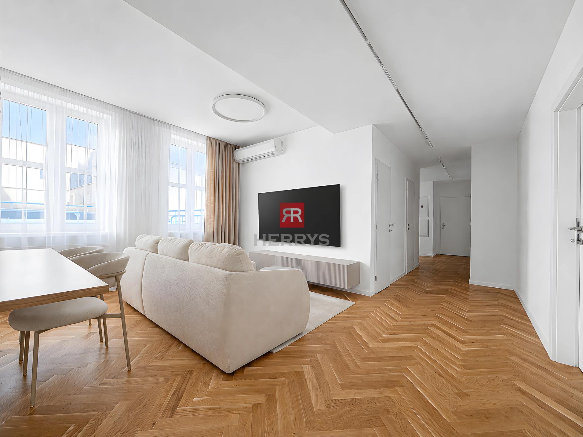 HERRYS – Na predaj kompletne zariadený 3-izbový apartmán s terasou v centre, parkovanie v cene