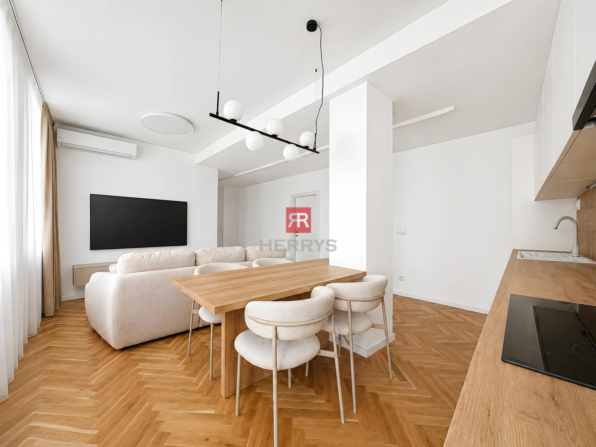 HERRYS – Na predaj kompletne zariadený 3-izbový apartmán s terasou v centre, parkovanie v cene