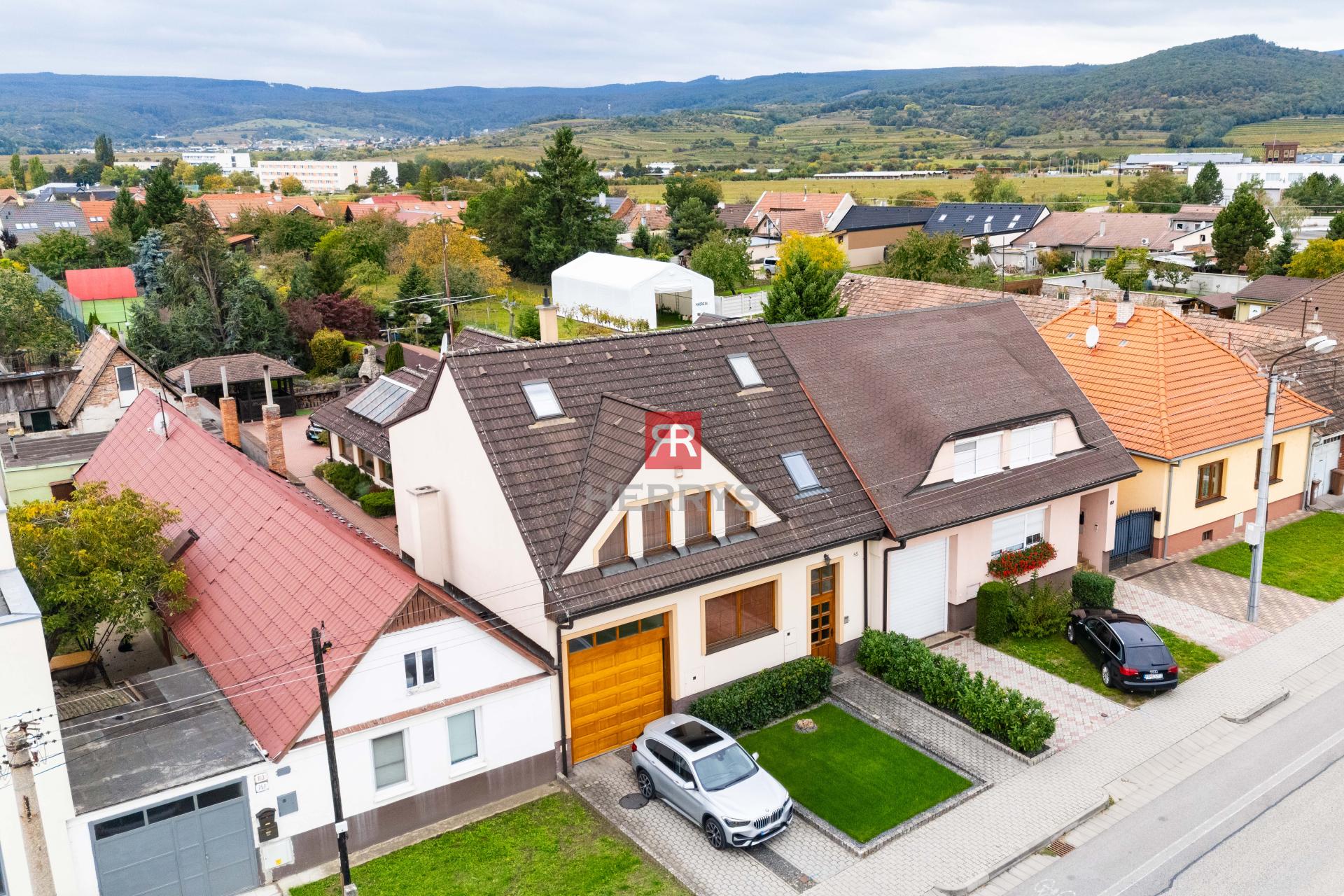 HERRYS - Na predaj 6-izbový rodinný dom s bazénom a tenisovým kurtom na Kupeckého ulici v Pezinku