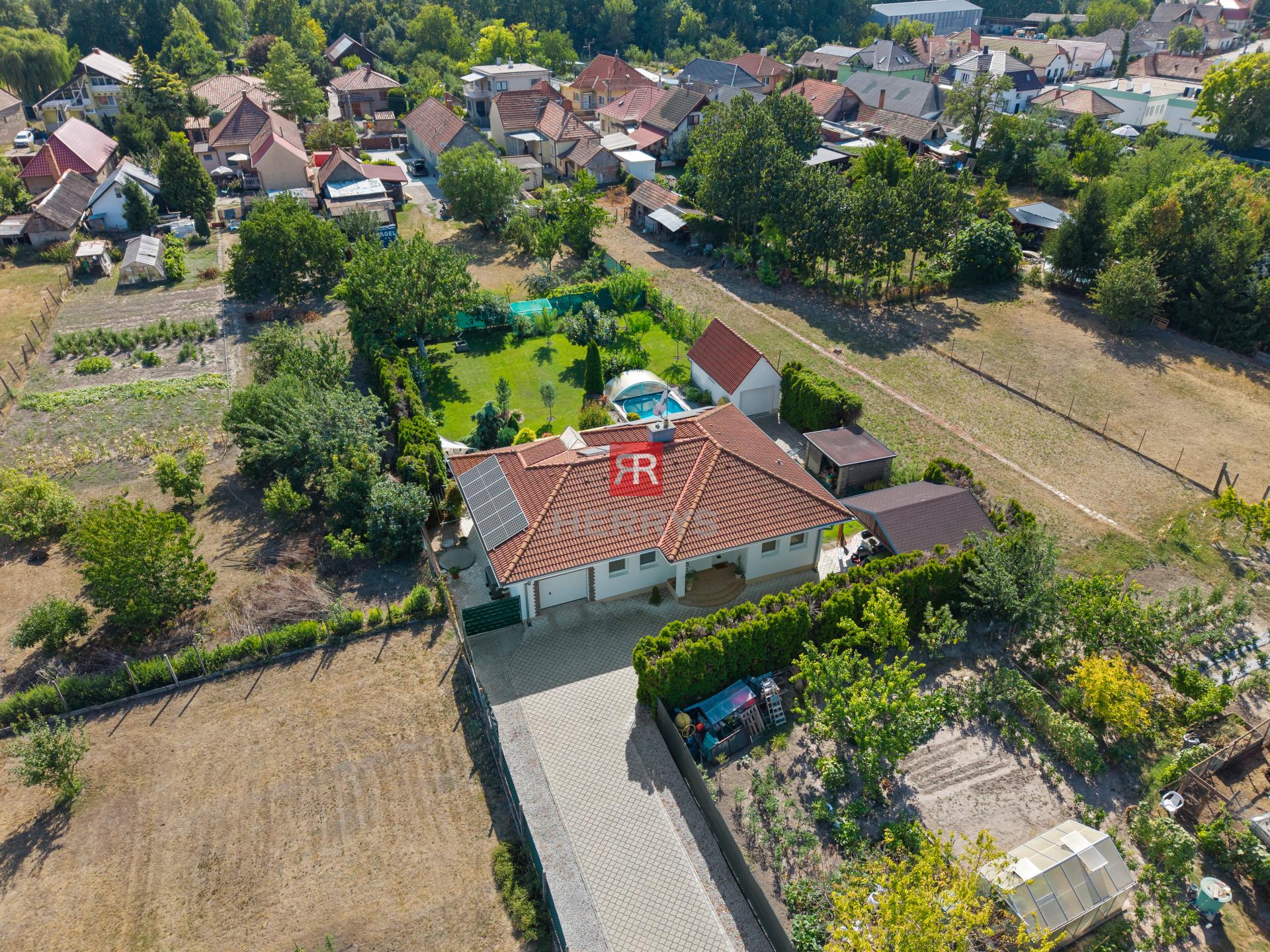 HERRYS - Na predaj výnimočný 3-izbový bungalov so saunou, bazénom a krásnou záhradou, Veľké Blahovo