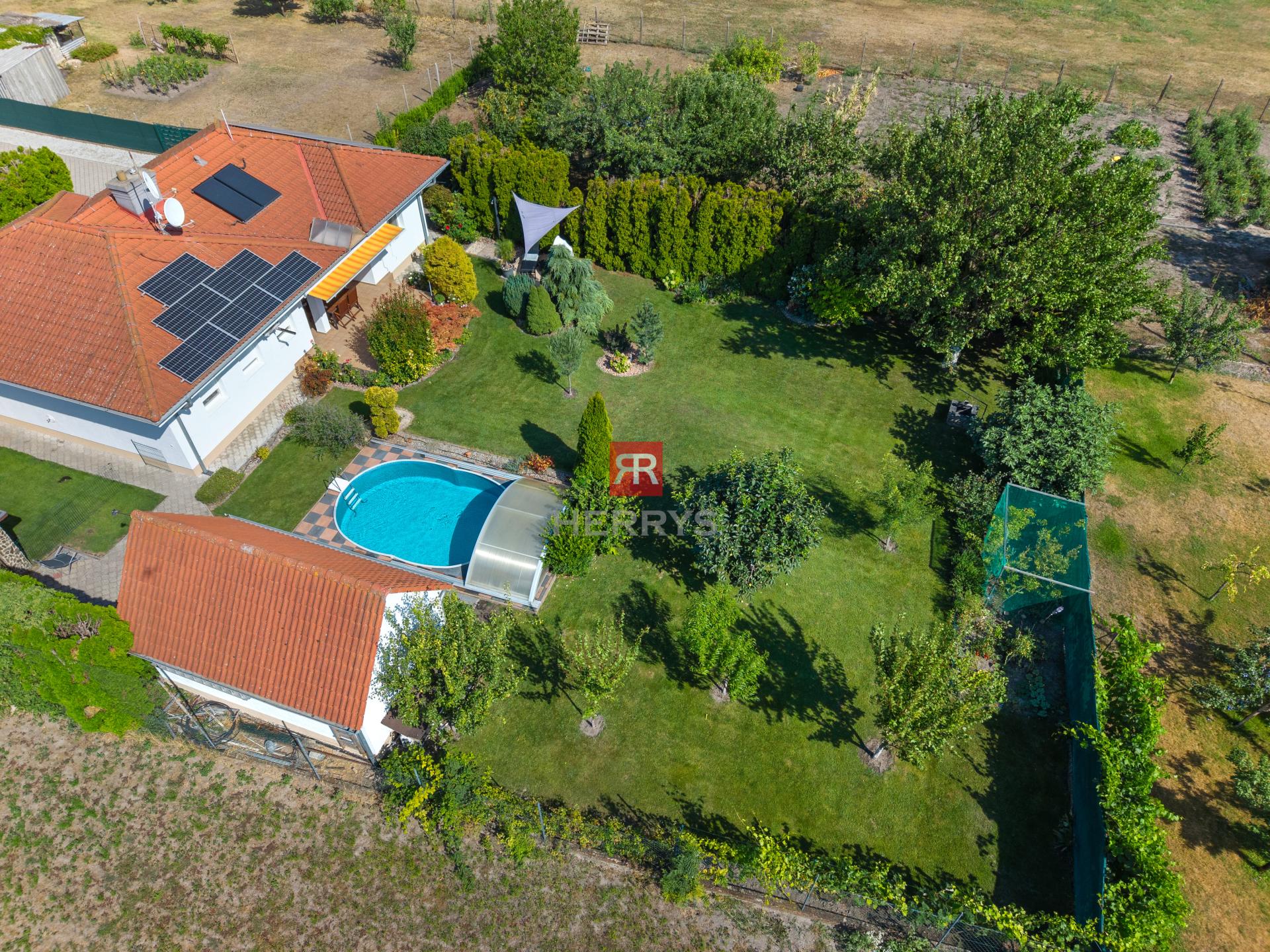 HERRYS - Na predaj výnimočný 3-izbový bungalov so saunou, bazénom a krásnou záhradou, Veľké Blahovo