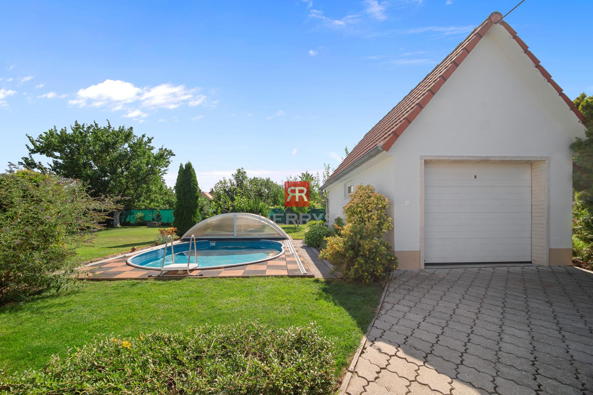 HERRYS - Na predaj výnimočný 3-izbový bungalov so saunou, bazénom a krásnou záhradou, Veľké Blahovo
