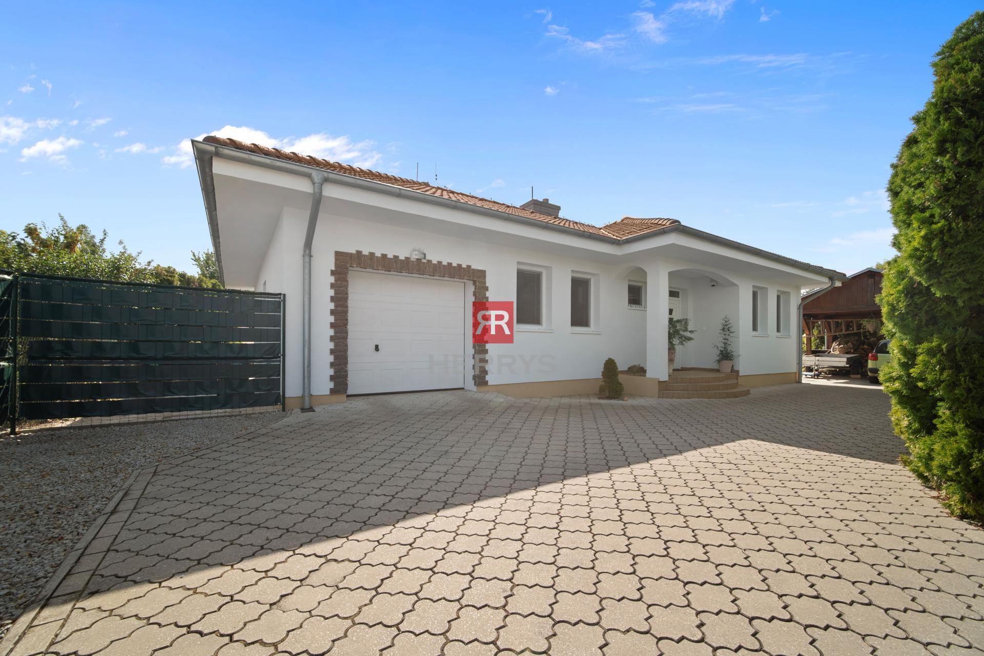 HERRYS - Na predaj výnimočný 3-izbový bungalov so saunou, bazénom a krásnou záhradou, Veľké Blahovo