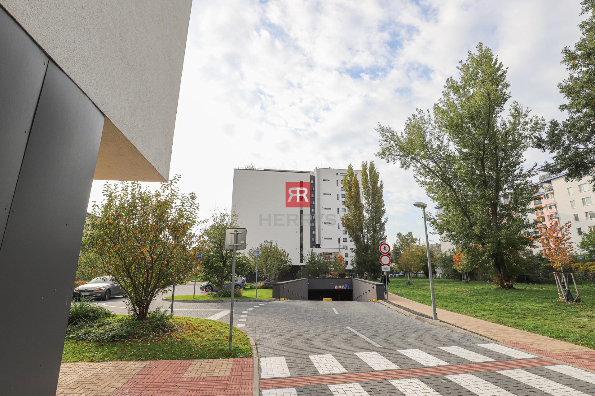 HERRYS - na predaj 2-izbový byt&nbsp;v&nbsp;obľúbenej novostavbe na Seberíniho ulici, plus parking