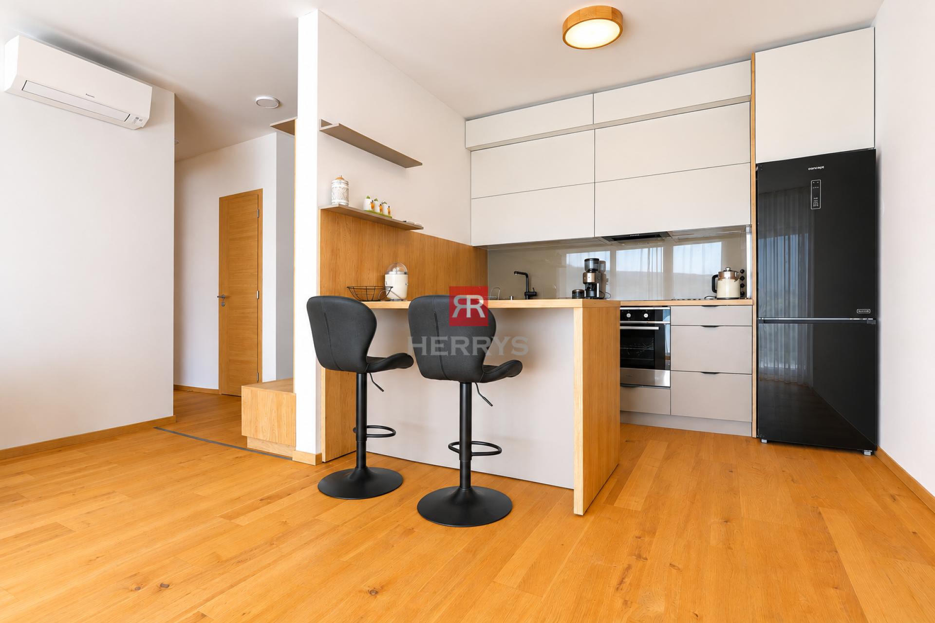 HERRYS - Úplne nový 2-izbový byt s veľkou loggiou (13,31m2), parkovaním a kobkou - Čerešne