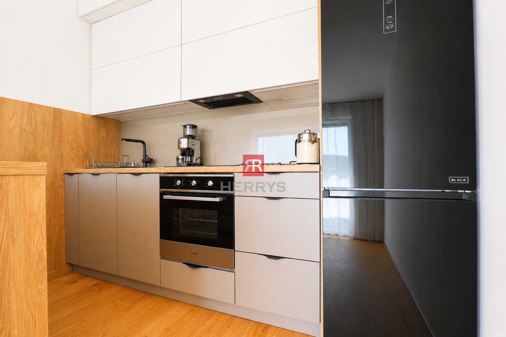 HERRYS - Úplne nový 2-izbový byt s veľkou loggiou (13,31m2), parkovaním a kobkou - Čerešne