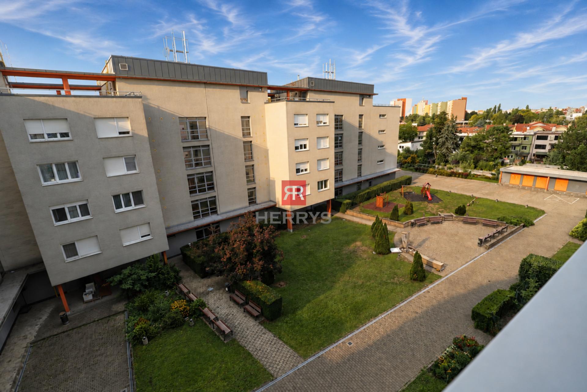 HERRYS – Na prenájom priestranný 2-izbový byt v Dúbravke s parkovacím miestom a krásnym výhľadom