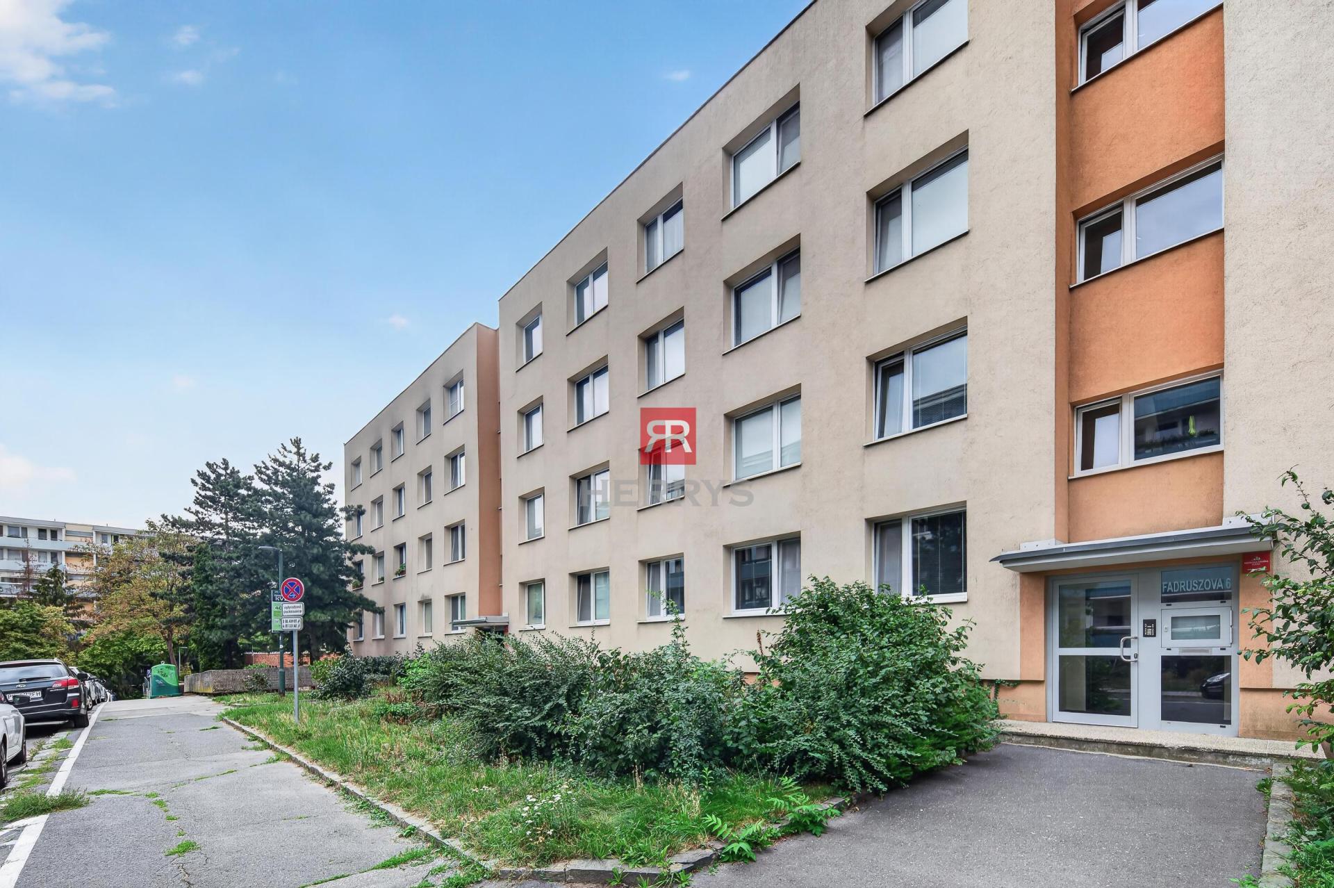 HERRYS - Na predaj veľmi praktický 3-izbový byt s loggiou v príjemnej časti Karlovej Vsi.